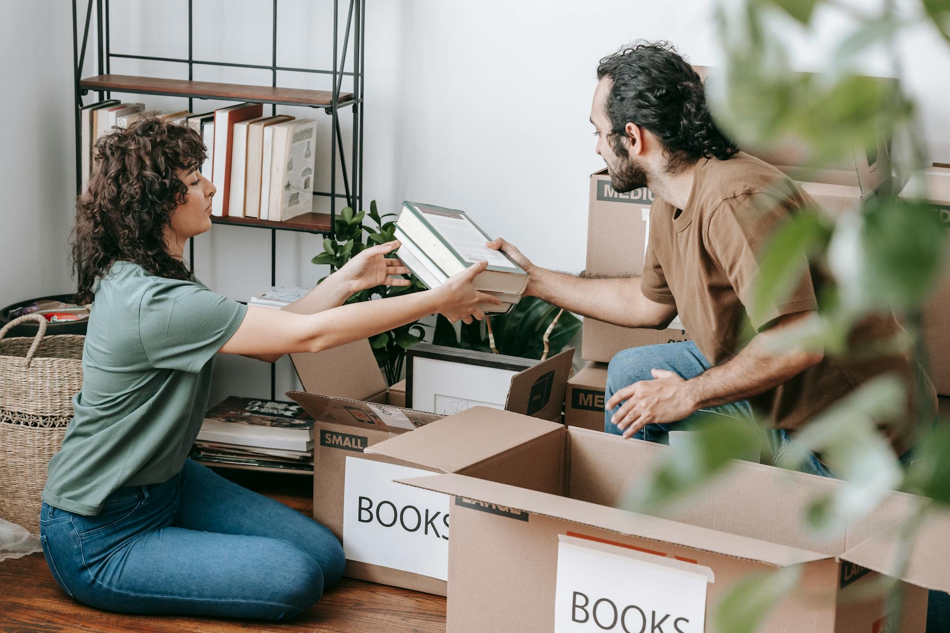 Una pareja haciendo las maletas tras mudarse juntos | Fuente: Pexels