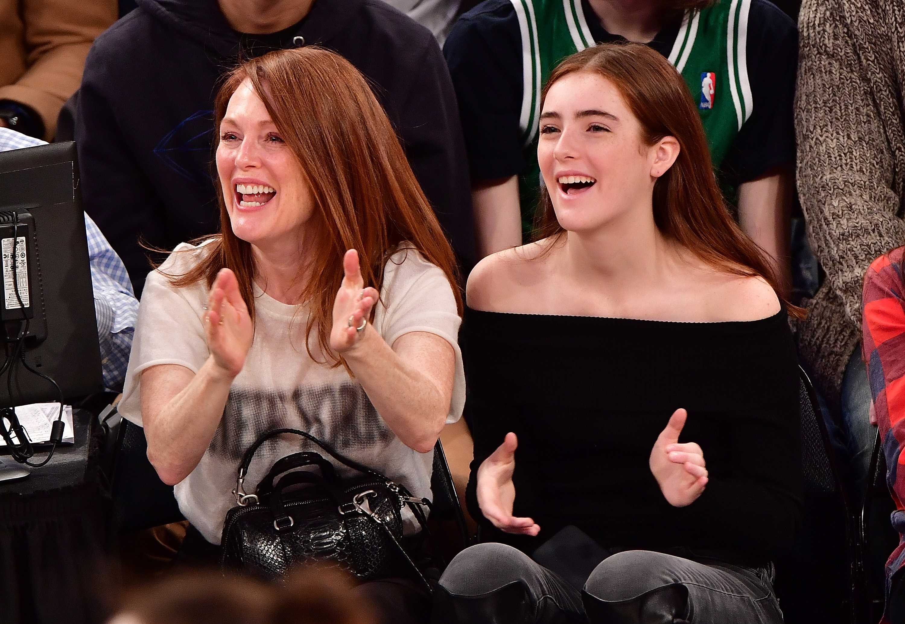 Julianne Moore y Liv Freundlich asisten al partido Boston Celtics Vs. New York Knicks el 25 de diciembre de 2016 en Nueva York | Foto: Getty Images