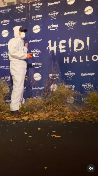 Una de las personas con el mono desechable que formaba parte del elaborado montaje de la fiesta de Halloween de Heidi Klum, publicado el 1 de noviembre de 2024 | Fuente: Instagram/heidiklum