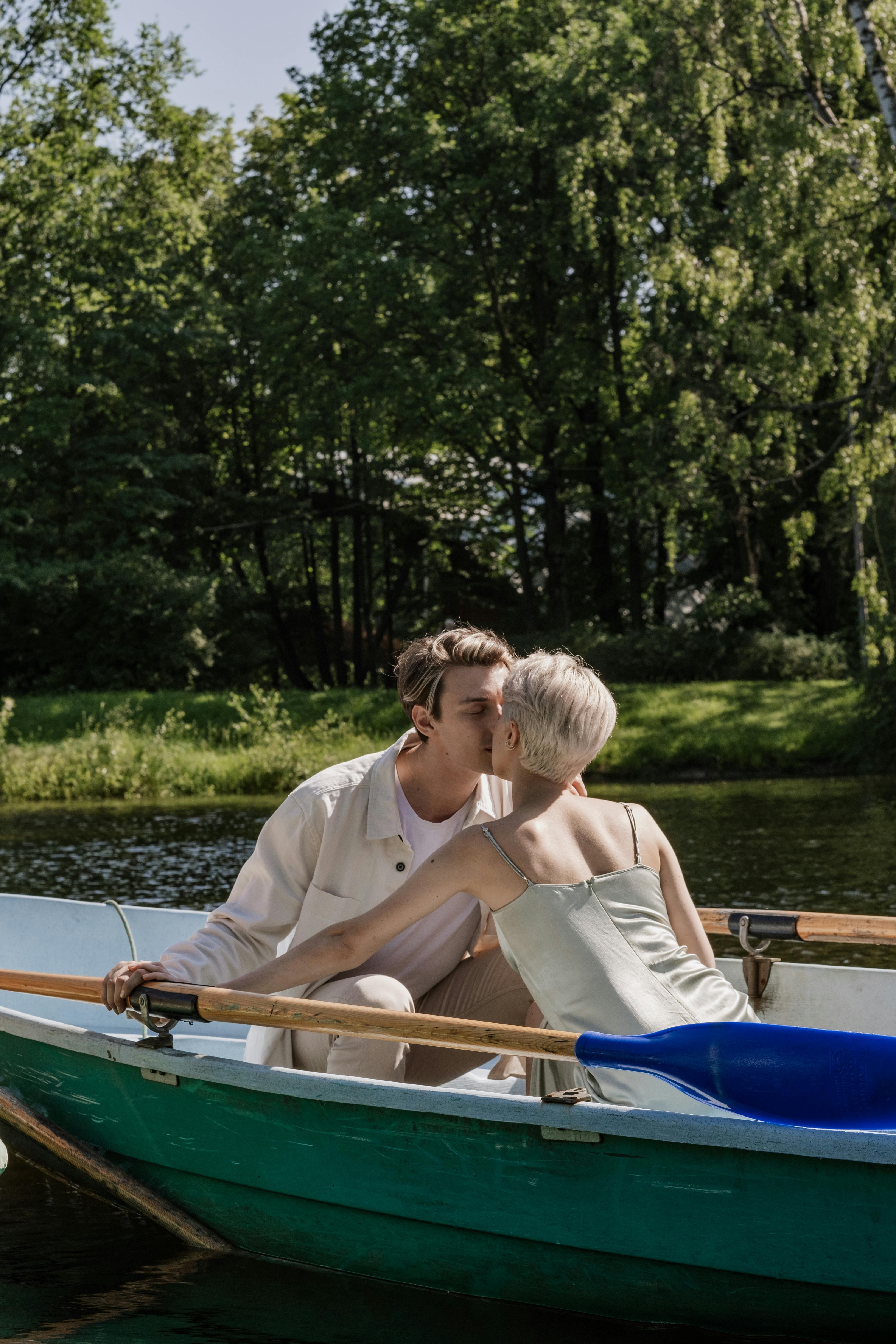 Una pareja compartiendo un beso en un barco | Fuente: Pexels
