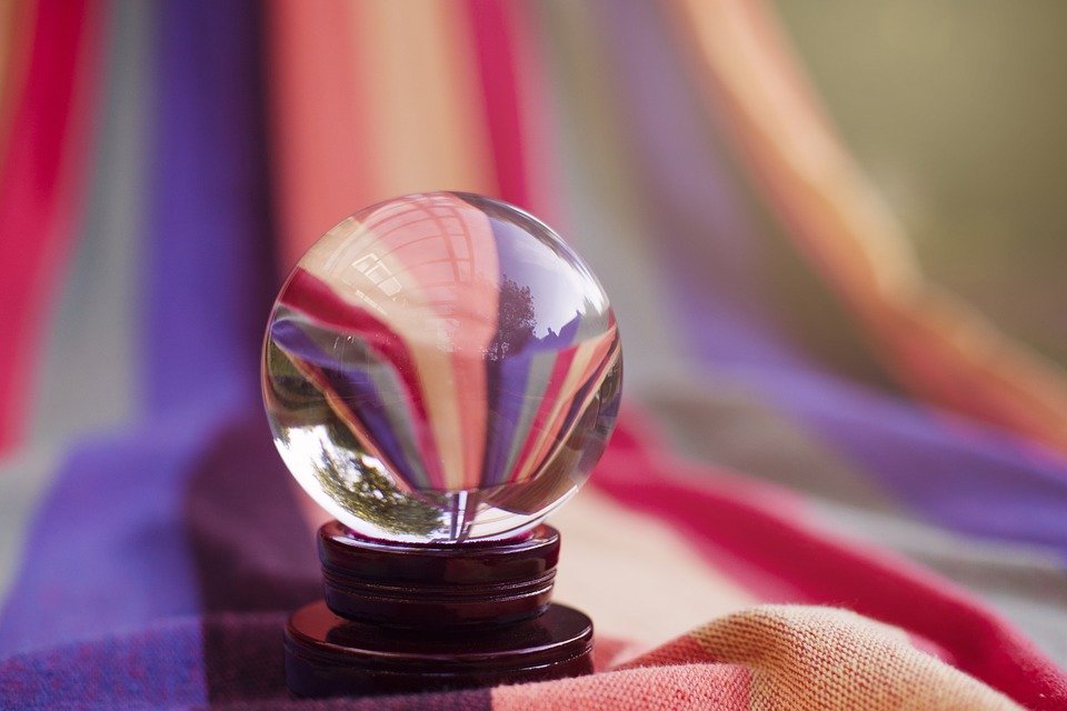 Una esfera de cristal sobre un manto colorido. | Foto: Pixabay