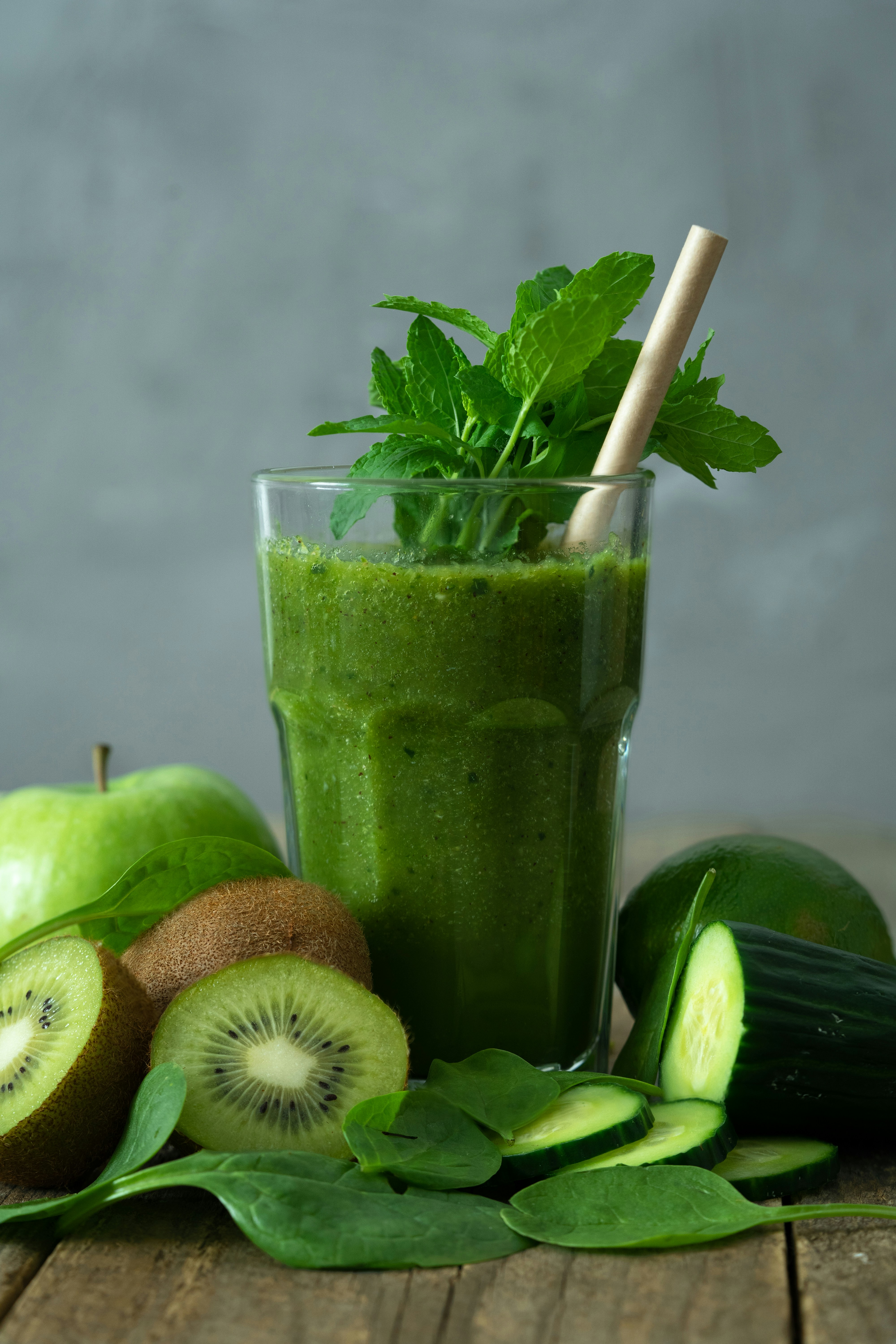 Un fresco frullato verde in una tazza di vetro | Fonte: Unsplash