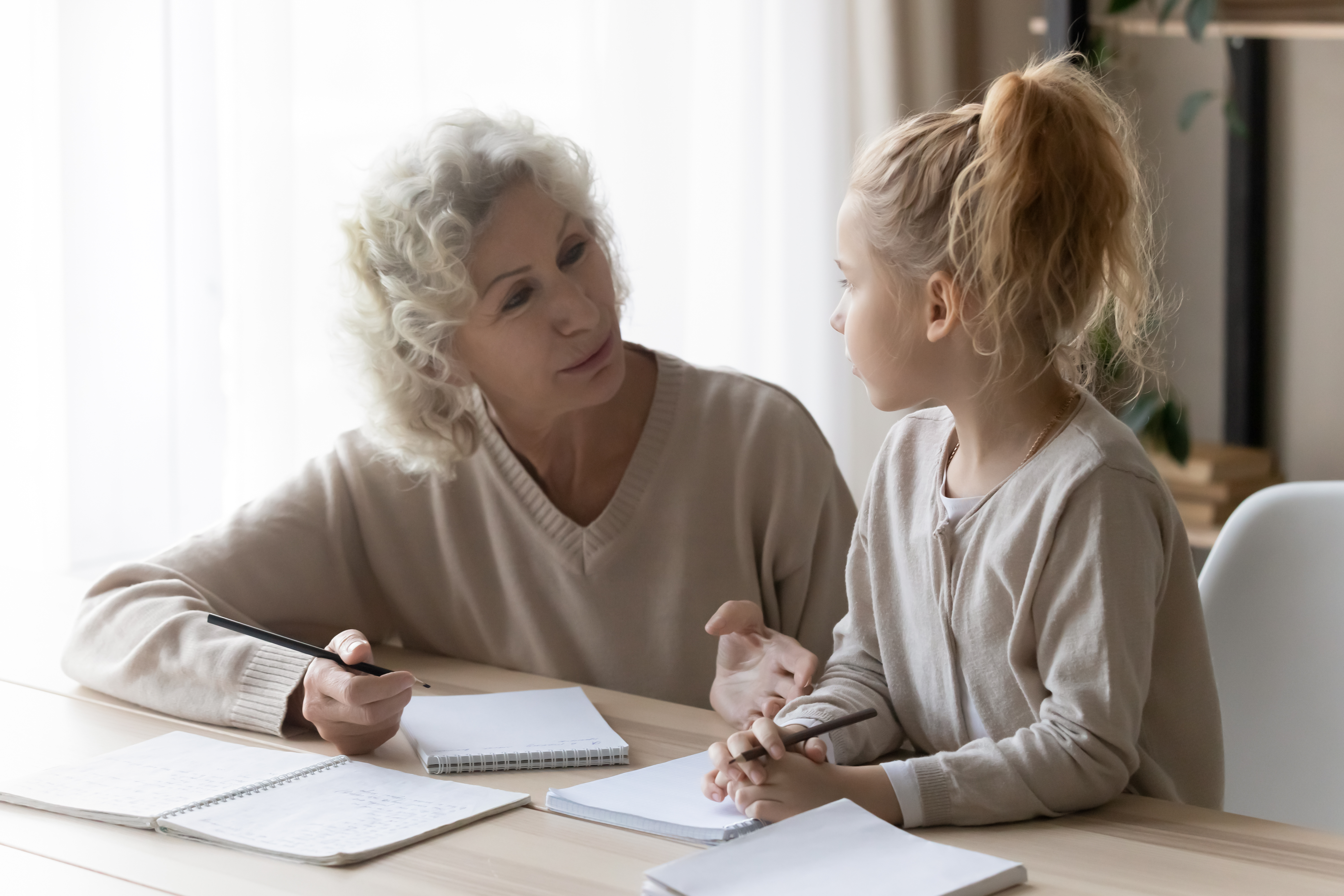 Mujer mayor hablando con una chica joven | Foto: Shutterstock