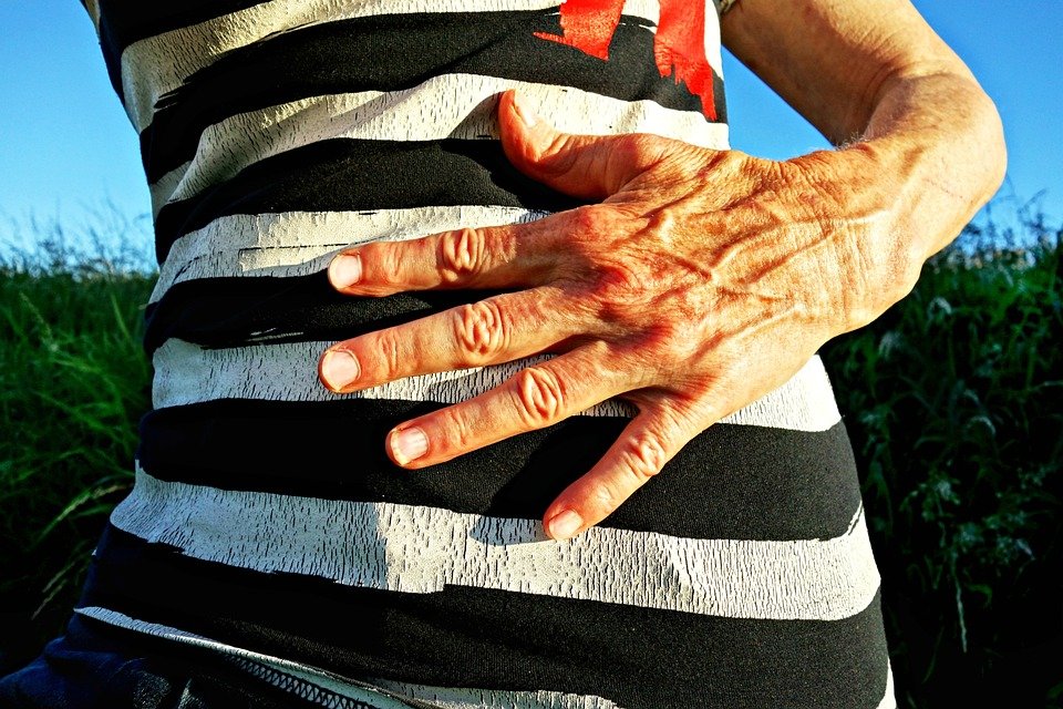 Persona con mano en el abdomen / Imagen tomada de: Pixabay