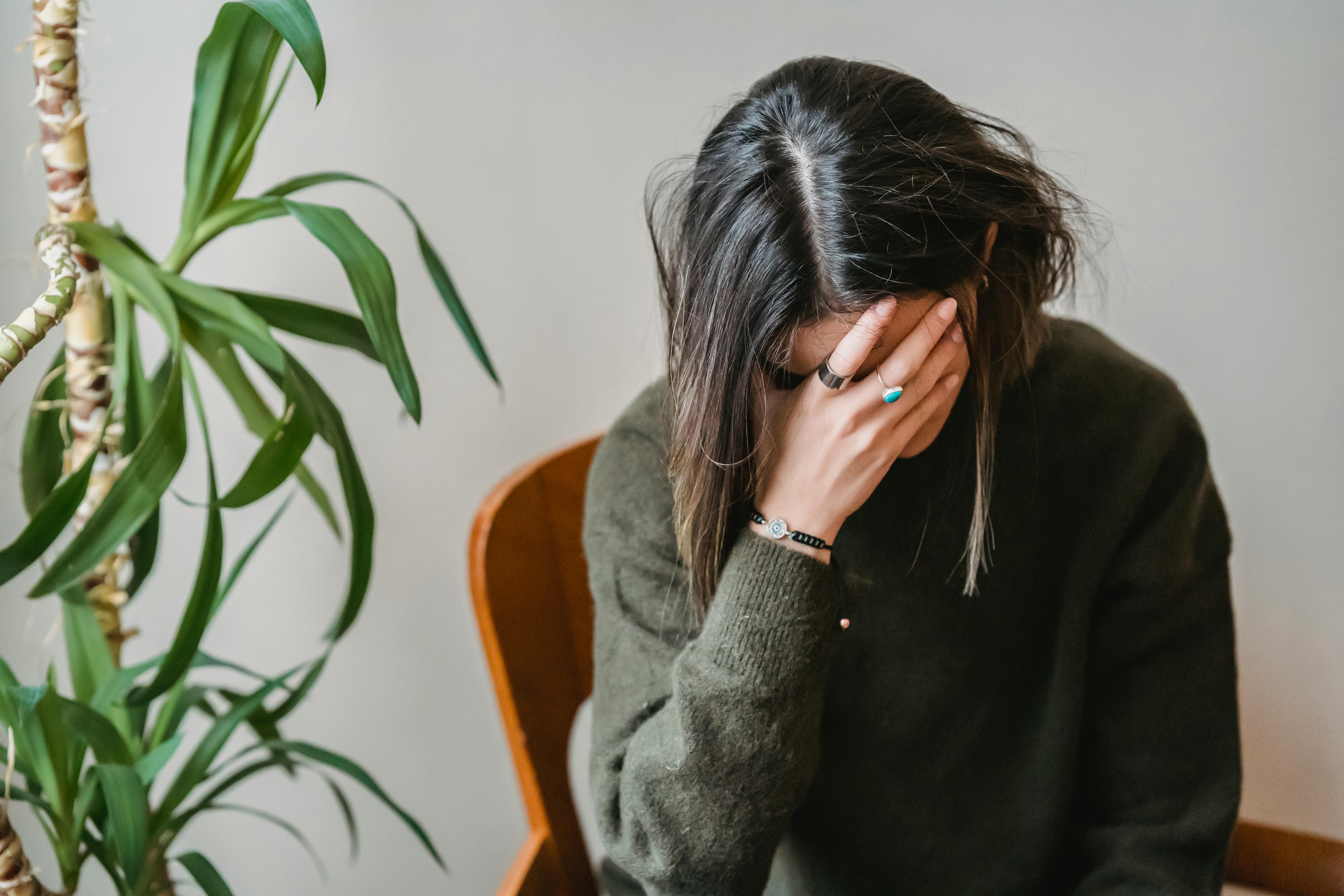 Una joven enfadada cubriéndose la cara con la mano | Fuente: Pexels