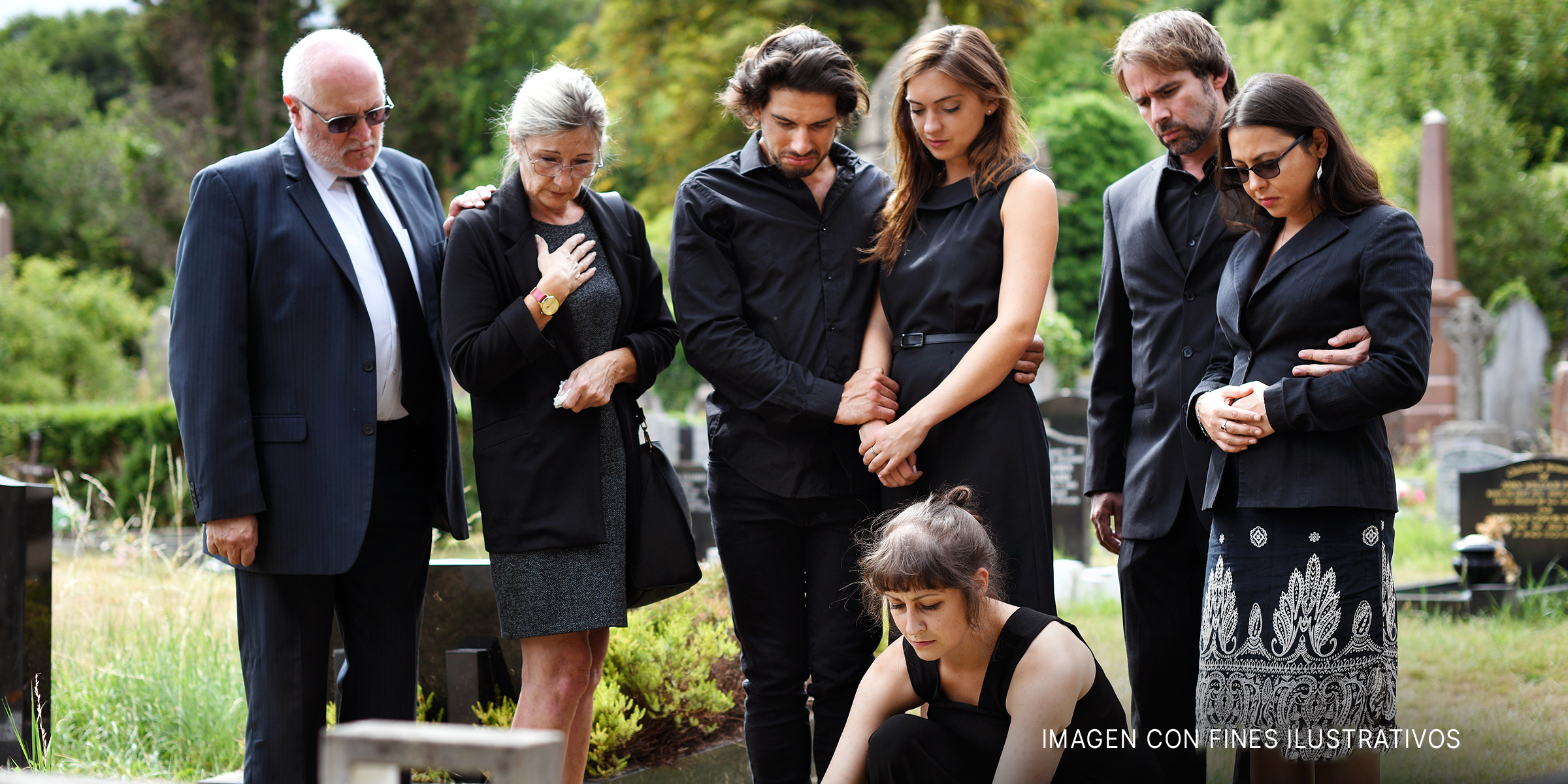 Familia alrededor de una tumba | Foto: Shutterstock