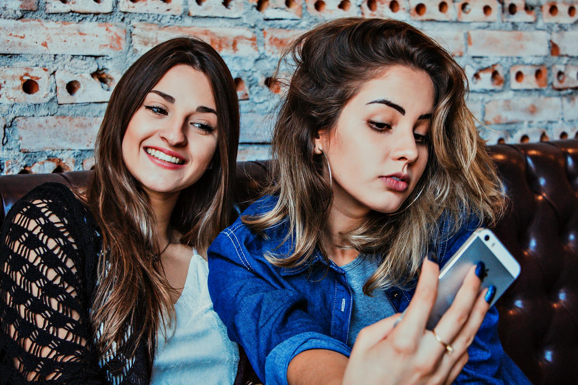 Dos mujeres tomándose un selfie juntas | Fuente: Pexels