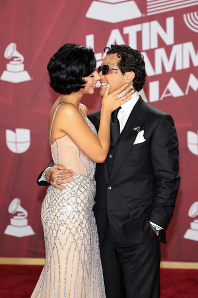 El cantante mexicano Christian Nodal (izq.) y su esposa, la cantante mexicana Ángela Aguilar, asisten a la 25.ª edición de los Latin Grammy Awards en el Kaseya Center de Miami, Florida, el 14 de noviembre de 2024 | Fuente: Getty Images