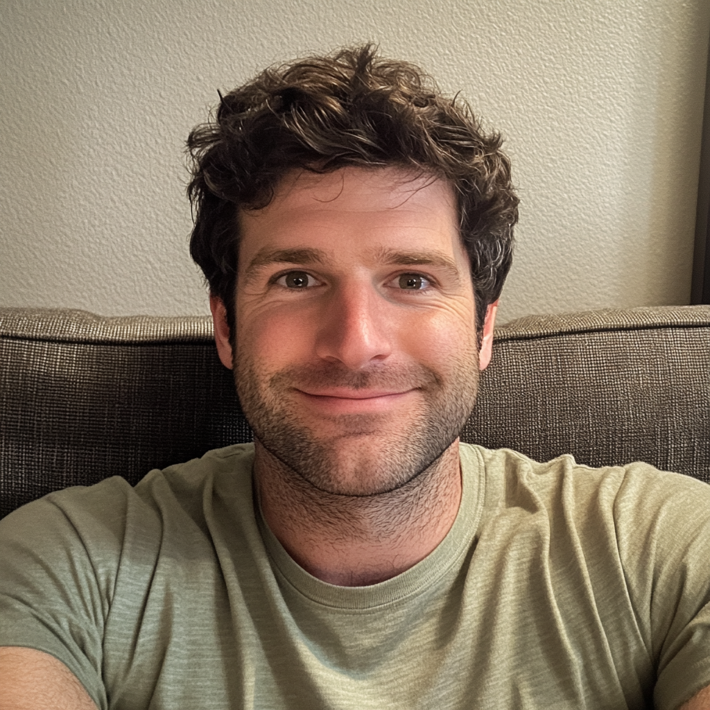 Un hombre sonriente | Fuente: Midjourney