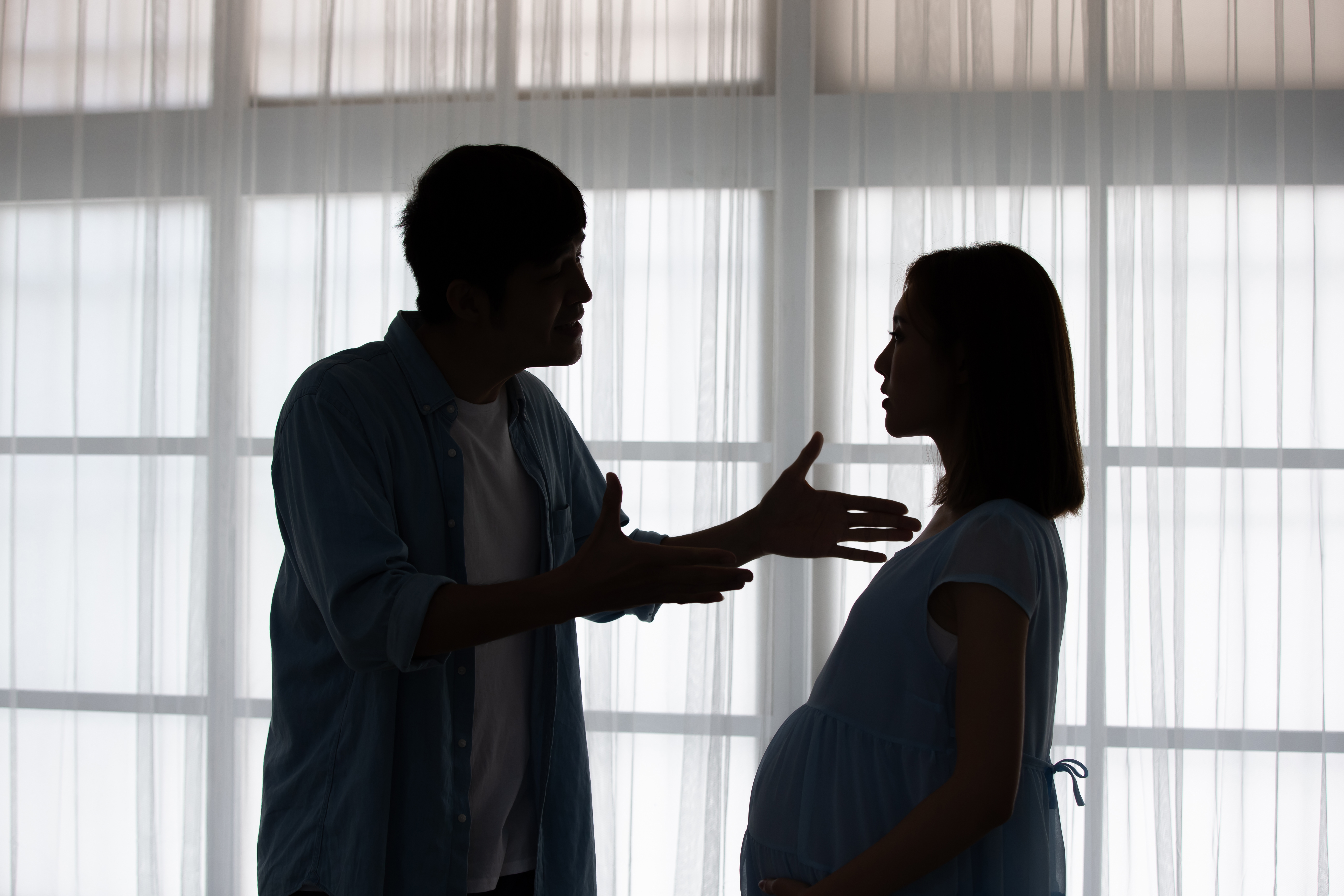 Un hombre discutiendo con su mujer embarazada | Fuente: Shutterstock