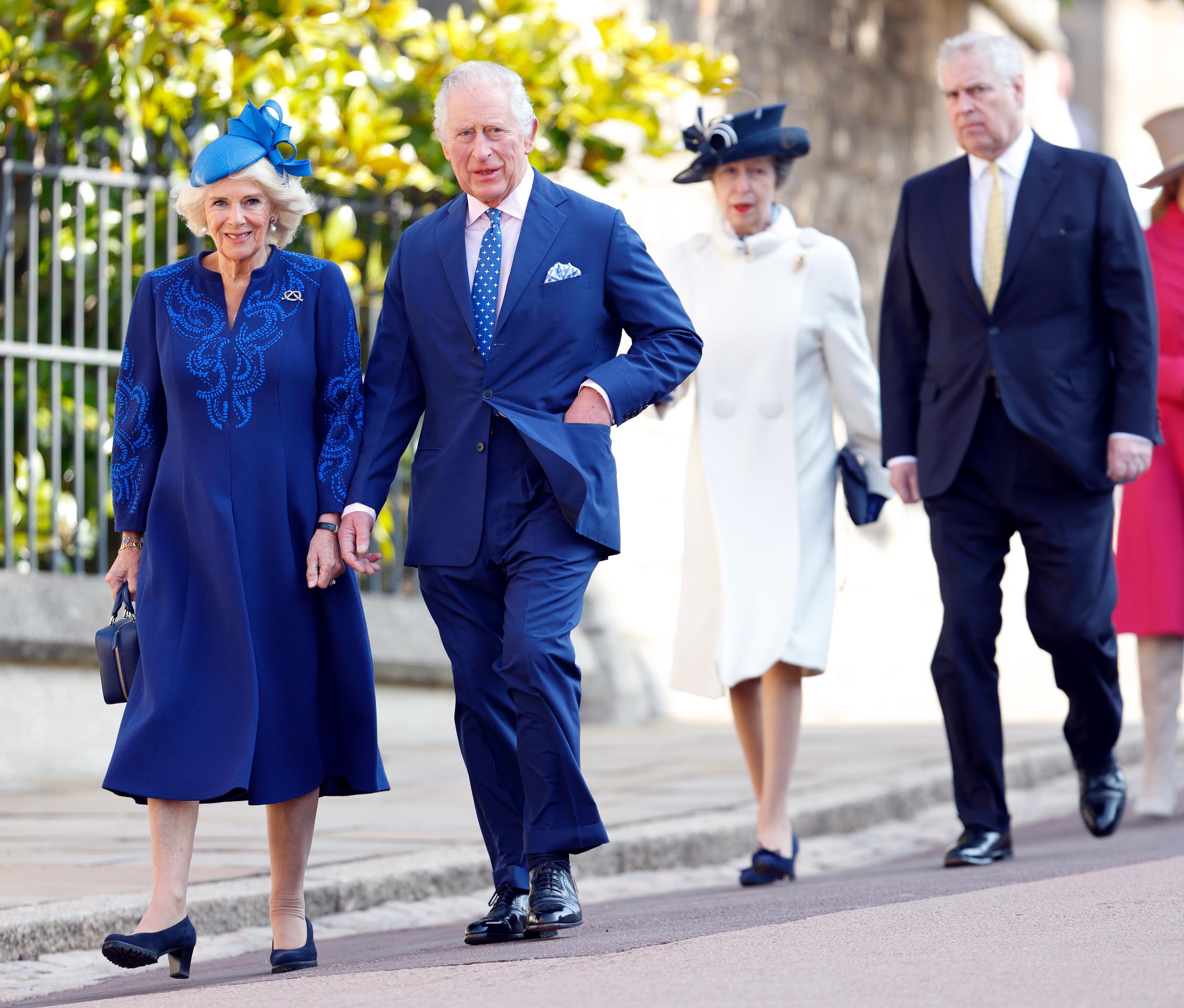 La reina Camilla, el rey Charles III, la princesa Anne y el príncipe Andrew, duque de York, en el tradicional Servicio de Maitines del Domingo de Pascua en la Capilla de San Jorge, el 9 de abril de 2023, en Windsor, Inglaterra. | Fuente: Getty Images