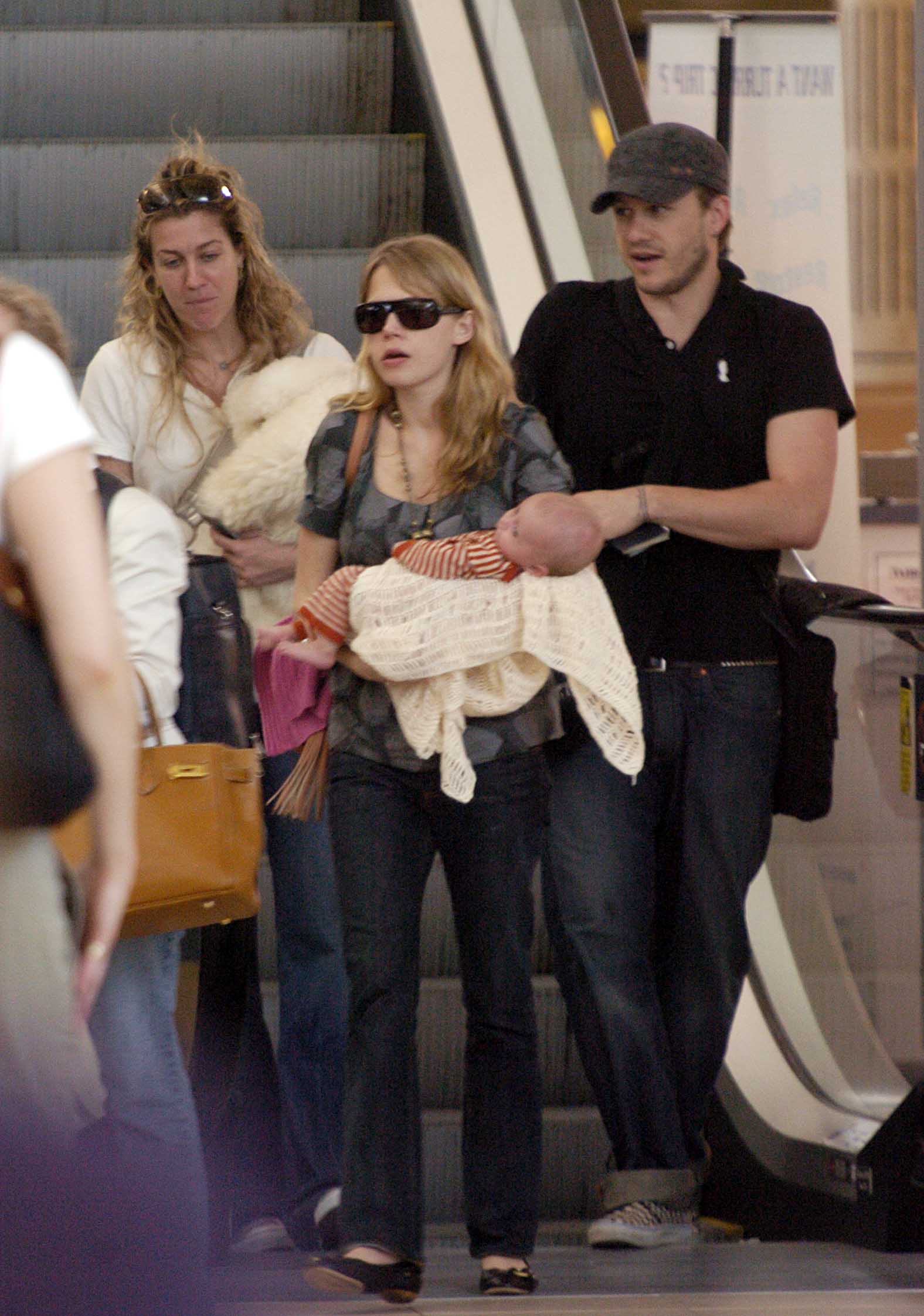 El actor, su esposa y su hija salen del Aeropuerto Internacional de Sidney hacia su casa de Nueva York el 14 de enero de 2006 en Sidney, Australia | Foto: Getty Images