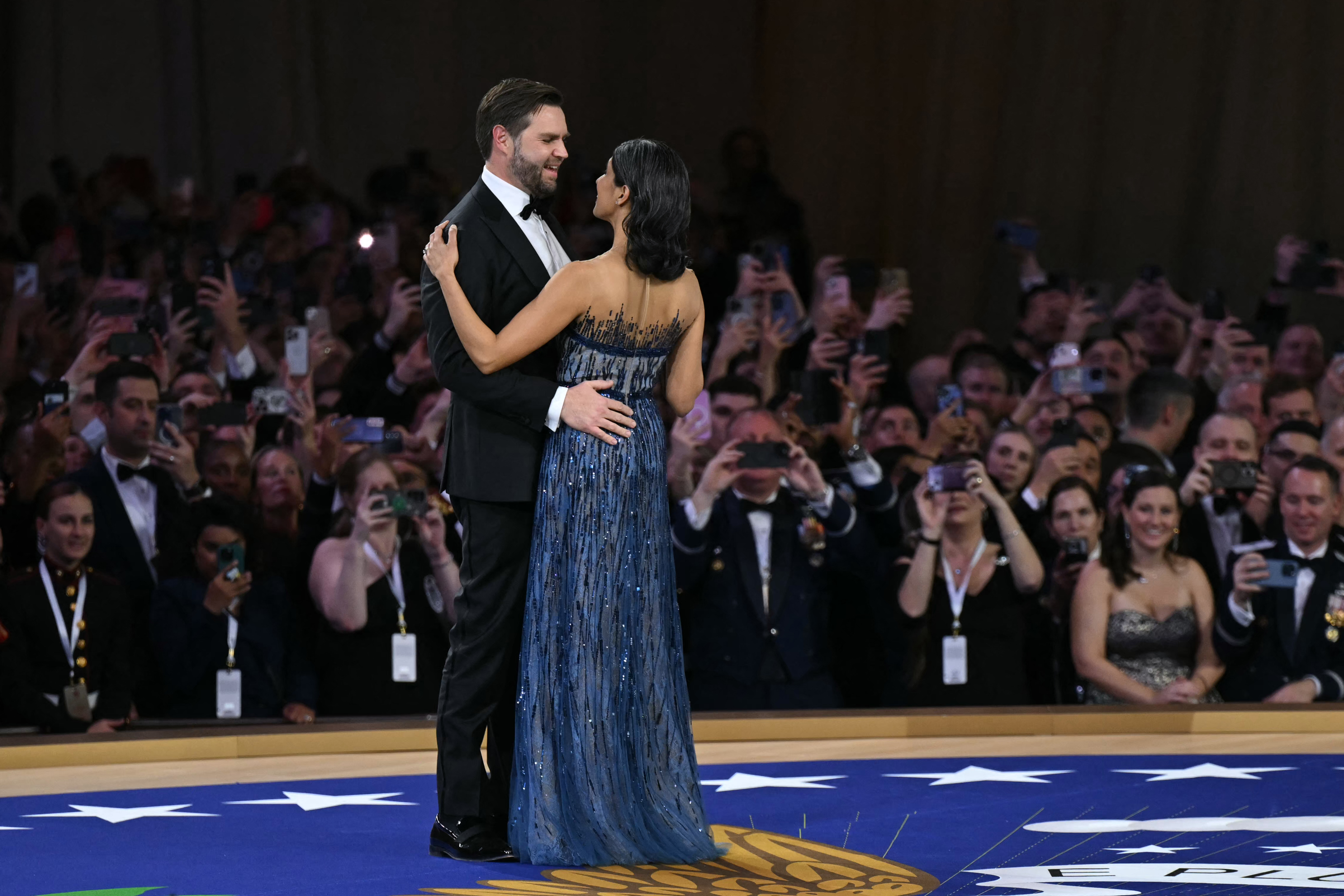 El vicepresidente de EE.UU. J.D. Vance y su esposa Usha bailan el Himno de Batalla de la República durante el baile de investidura del Comandante en Jefe en Washington, DC, el 20 de enero de 2025 | Fuente: Getty Images