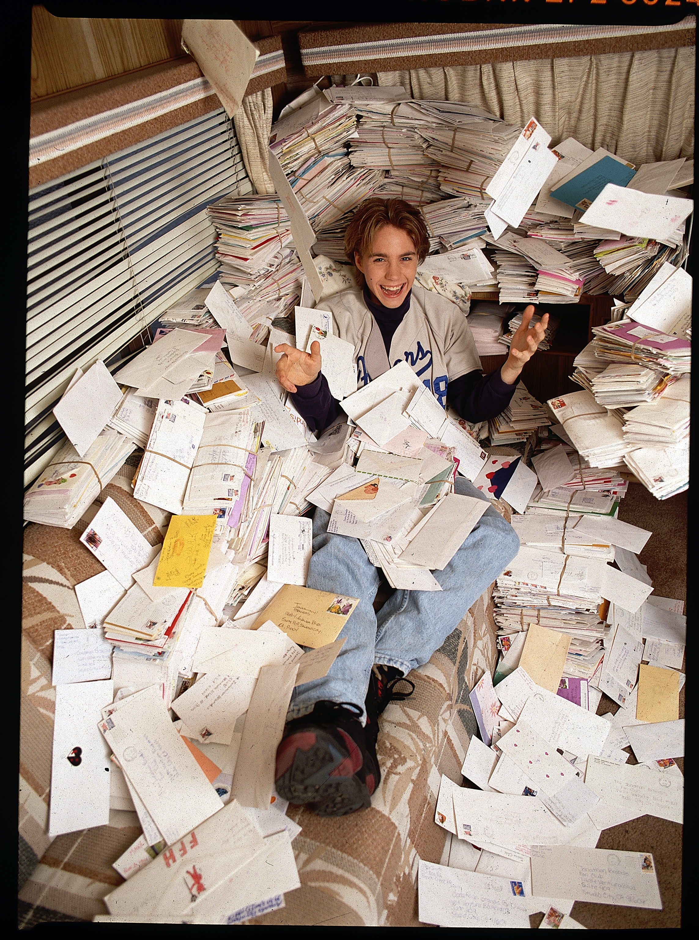 El ídolo adolescente enterrado en una pila de correo de sus fans en 1994 | Fuente: Getty Images