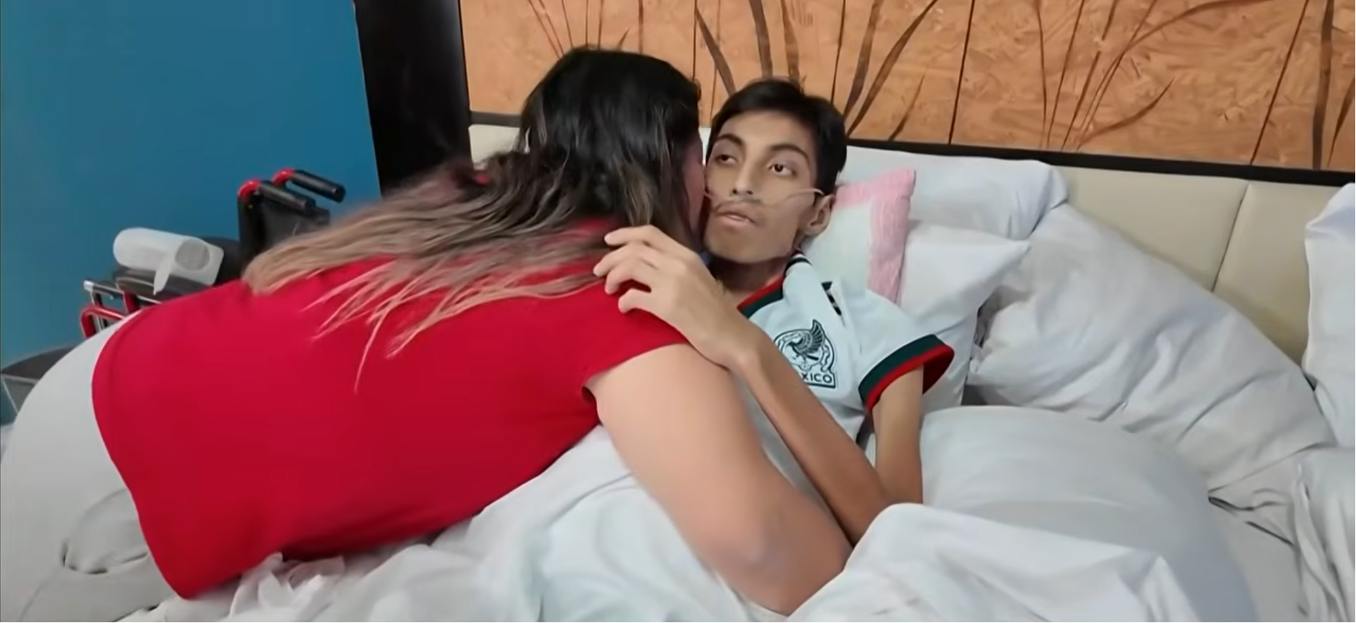 Kevin junto a su madre | Fuente: YouTube/NoticiasTelemundo