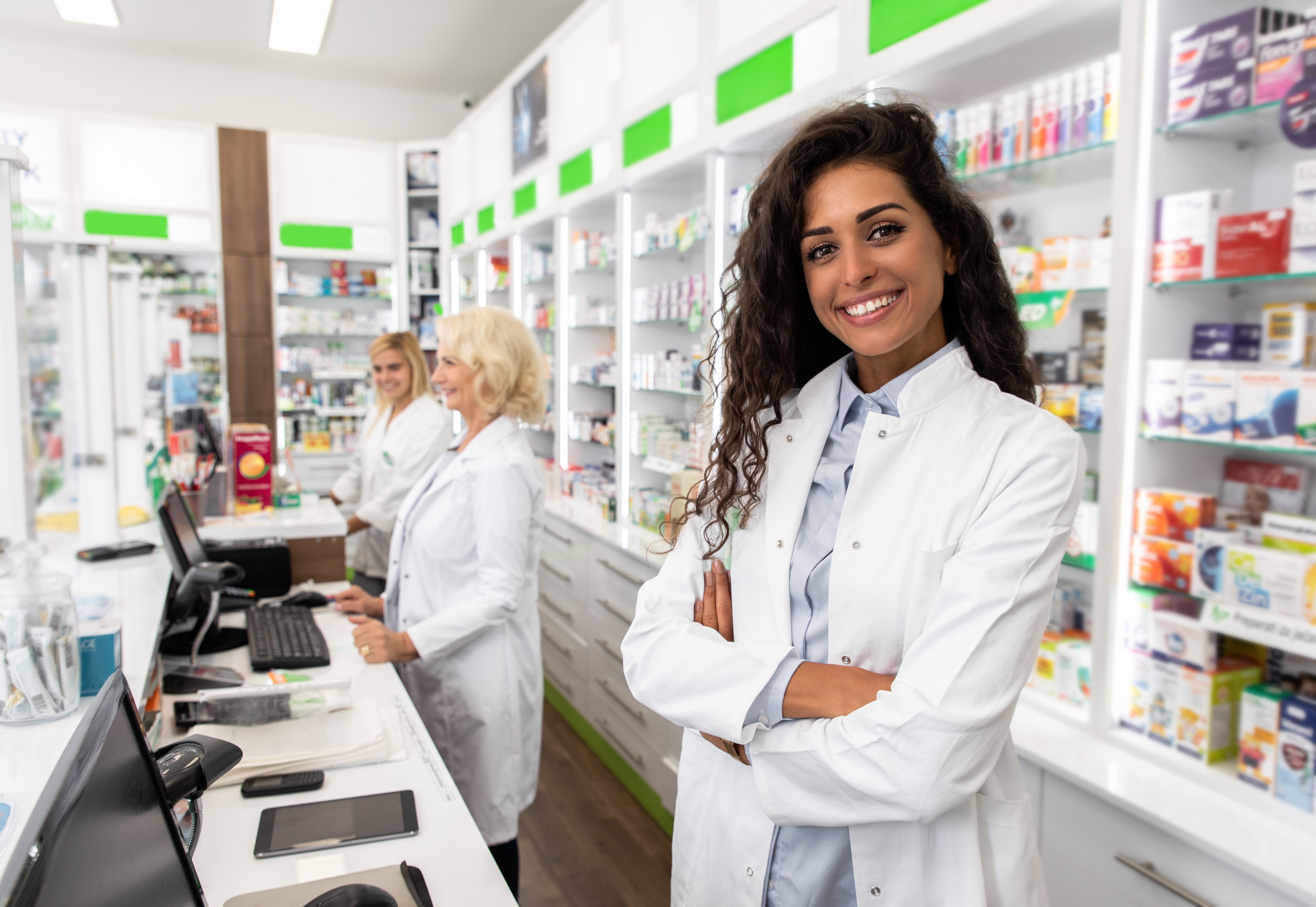 Una mujer trabajando en una farmacia | Fuente: Shutterstock
