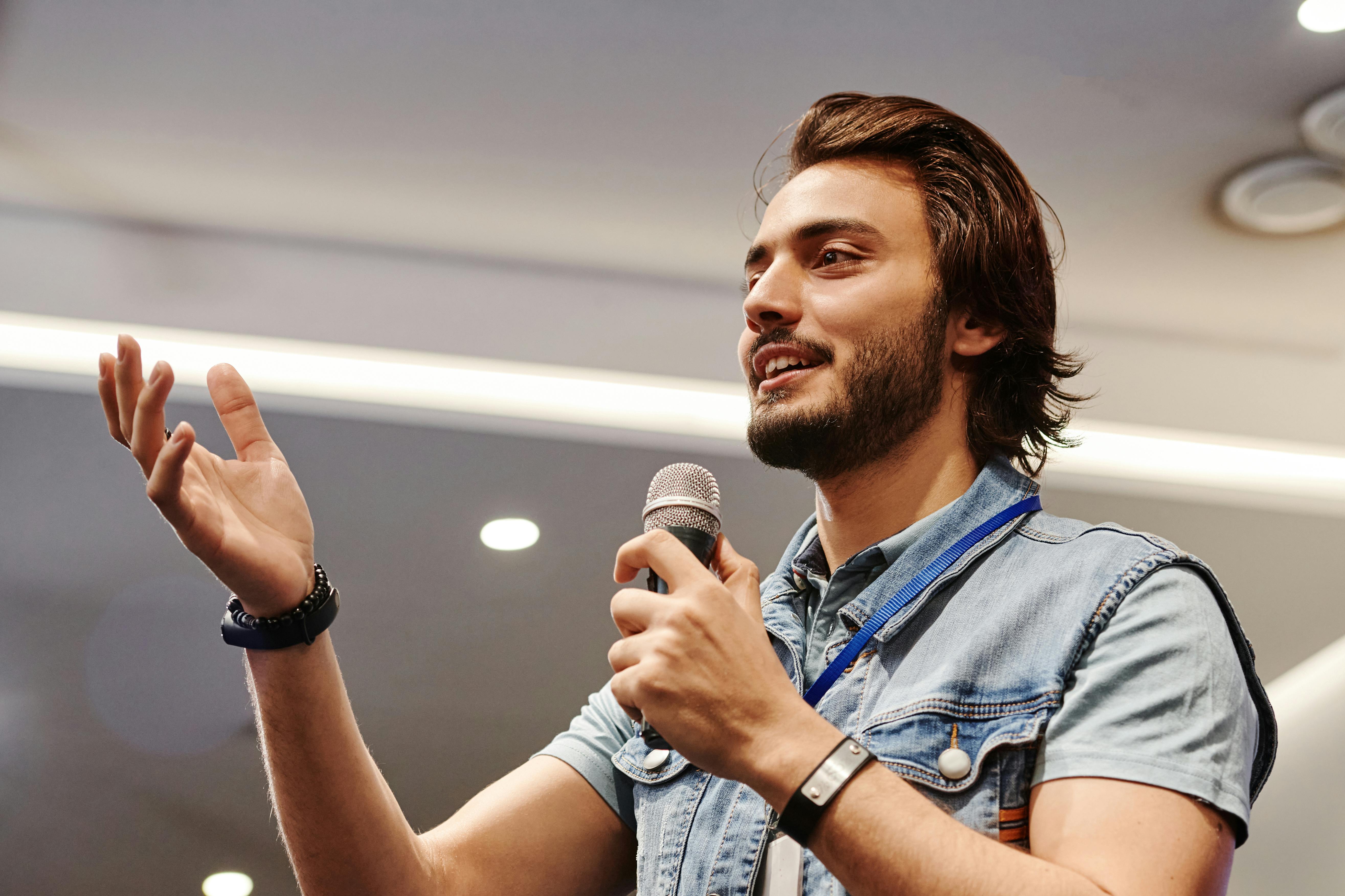 Un hombre dando un discurso | Fuente: Pexels