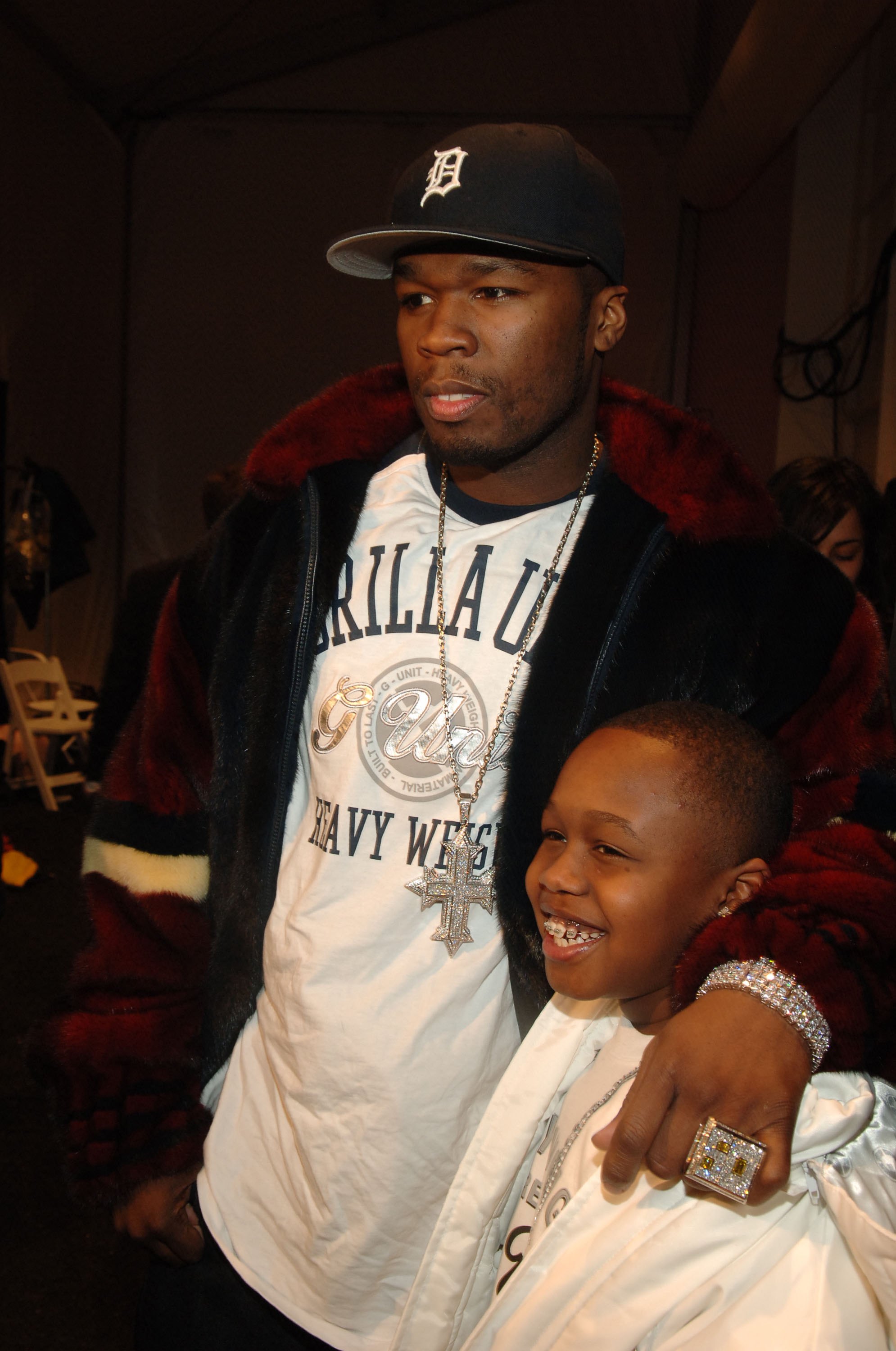 50 Cent y Marquis Jackson posan entre bastidores en el desfile de moda Child Magazine Otoño 2006 el 6 de febrero de 2006, en Nueva York | Fuente: Getty Images