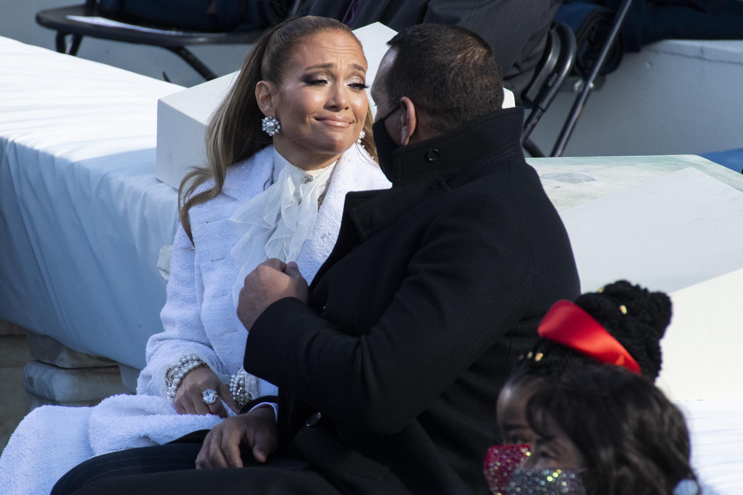 Jennifer Lopez habla con Alex Rodriguez, después de que actuara en la toma de posesión de POTUS el 20 de enero de 2021 | Fuente: Getty Images