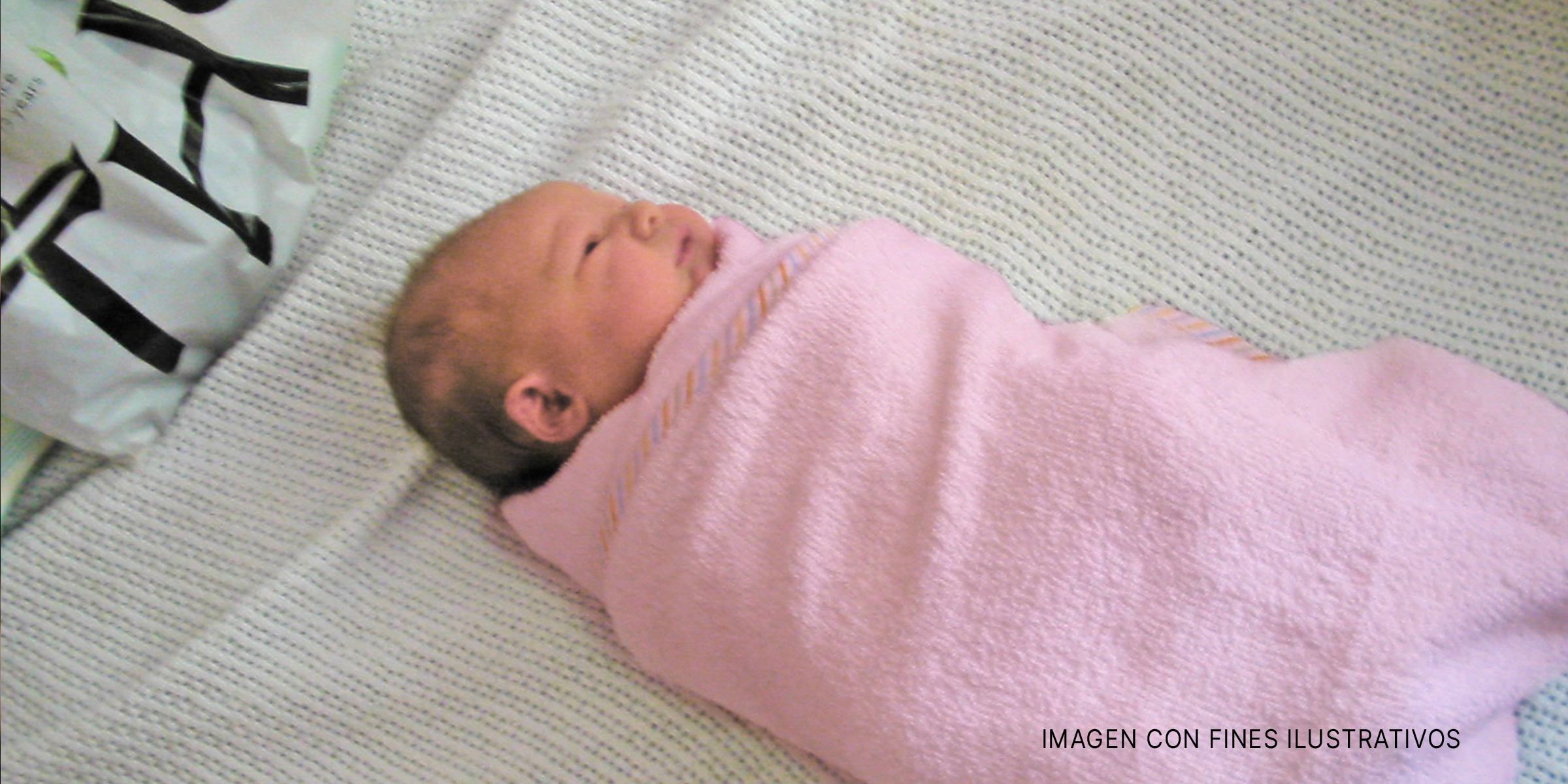 Bebé envuelta en una manta rosa | Foto: Flickr.com/shegingerly (CC BY-SA 2.0)