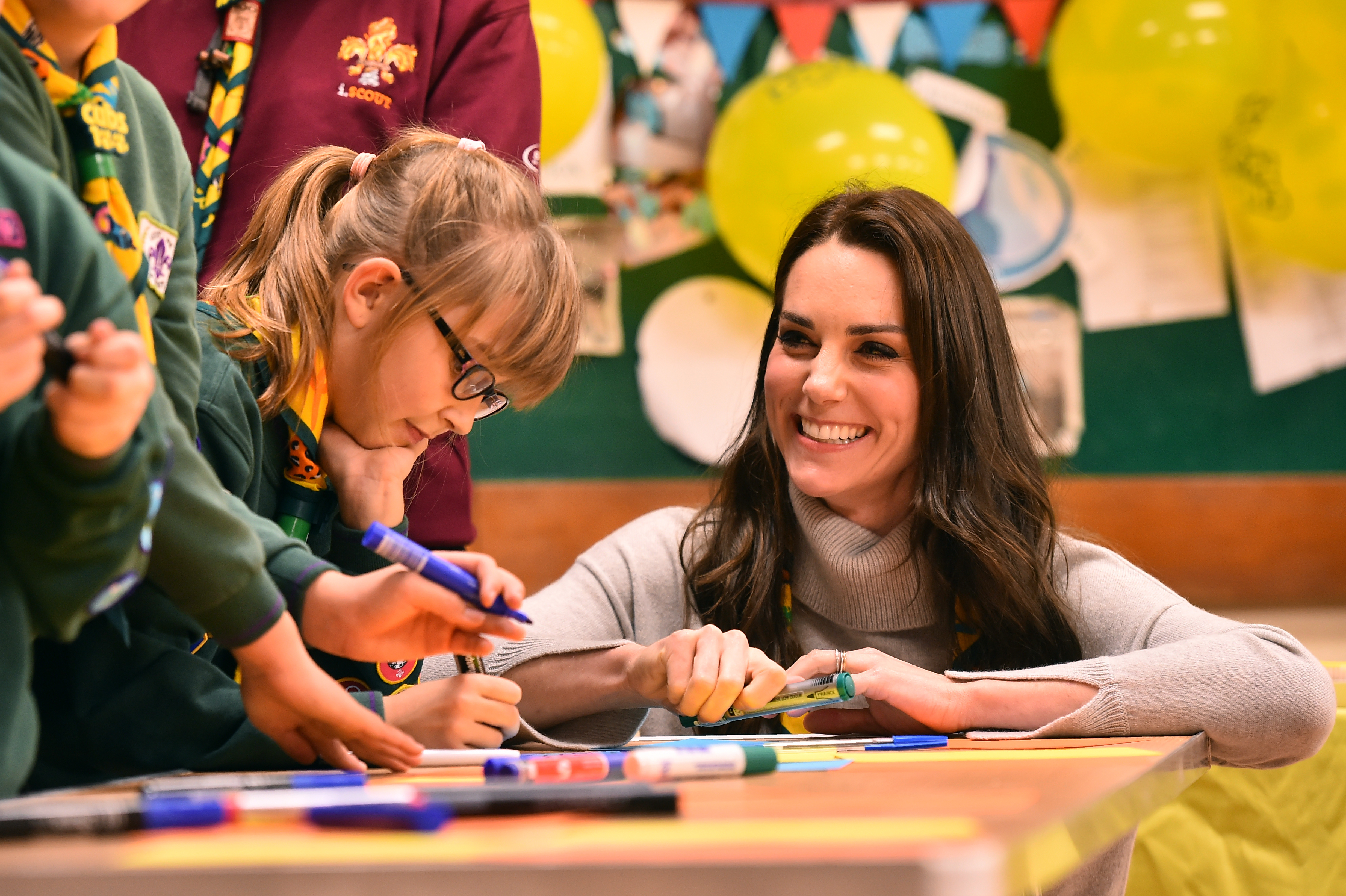 Kate Middleton durante una visita a una reunión de la Manada de Lobatos y Lobeznas el 14 de diciembre de 2016, en King's Lynn, Inglaterra. | Foto: Getty Images