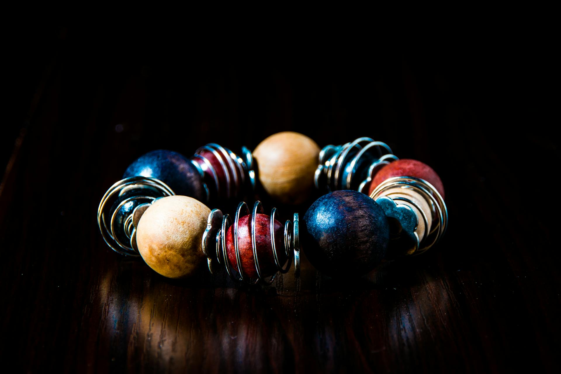 Una pulsera de cuentas de colores | Fuente: Pexels