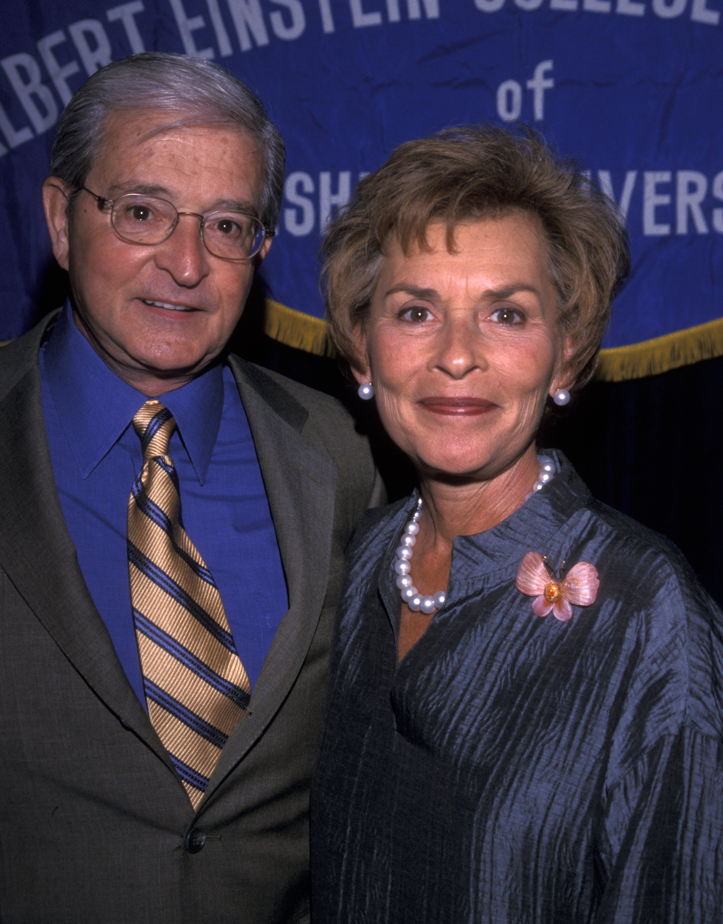 Jerry Sheindlin y Judy Sheindlin asisten al 46º Almuerzo Anual Spirit of Achievement el 1 de mayo de 2000 en el Hotel Waldorf Astoria de Nueva York. | Fuente: Getty Images