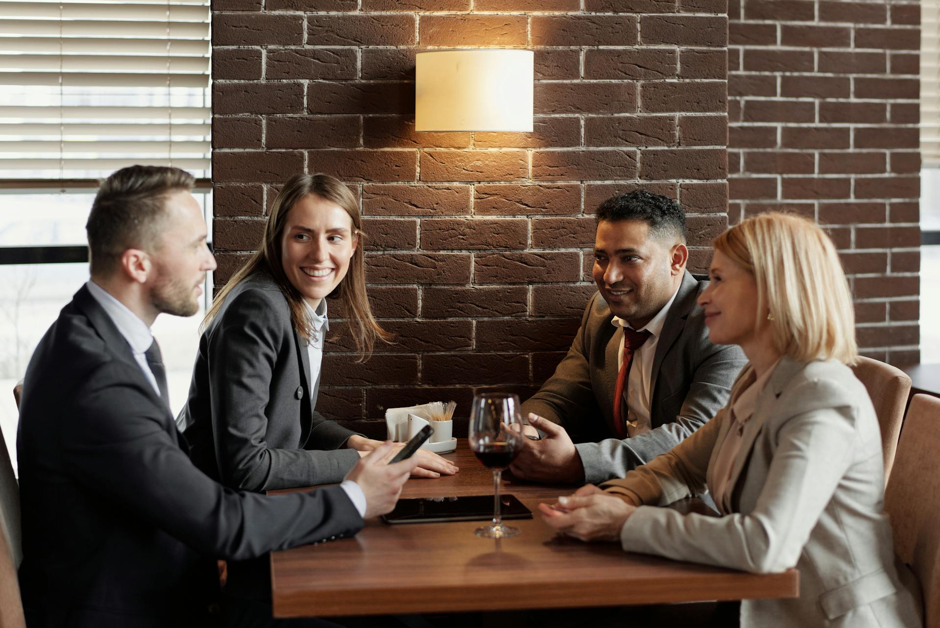 Gente en una cafetería | Fuente: Pexels