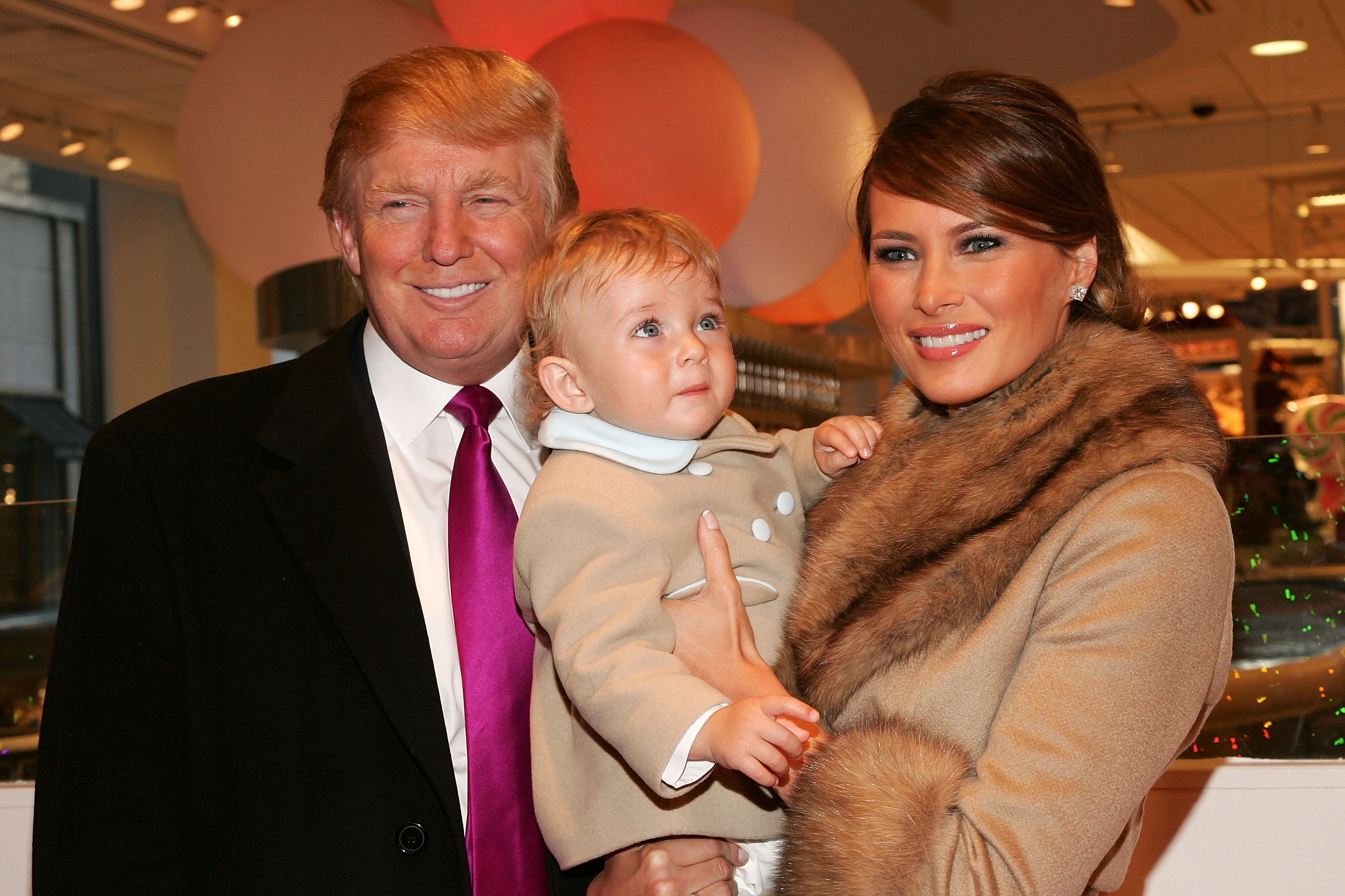 Donald, Barron y Melania Trump en el 16º evento anual Bunny Hop de la Sociedad del Centro Oncológico Memorial Sloan-Kettering, el 13 de marzo de 2007, en Nueva York. | Fuente: Getty Images