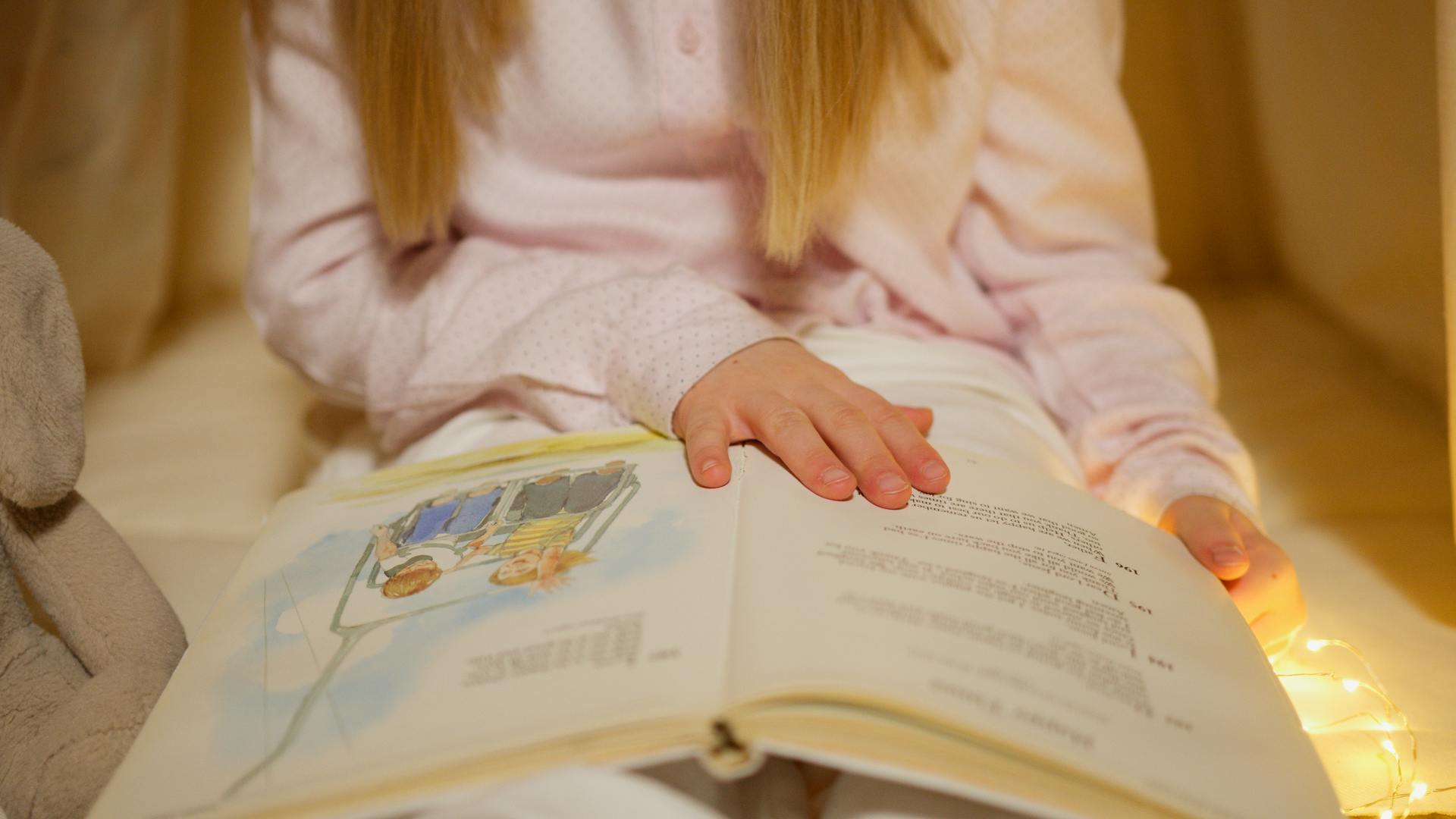 Una niña leyendo un libro | Fuente: Pexels