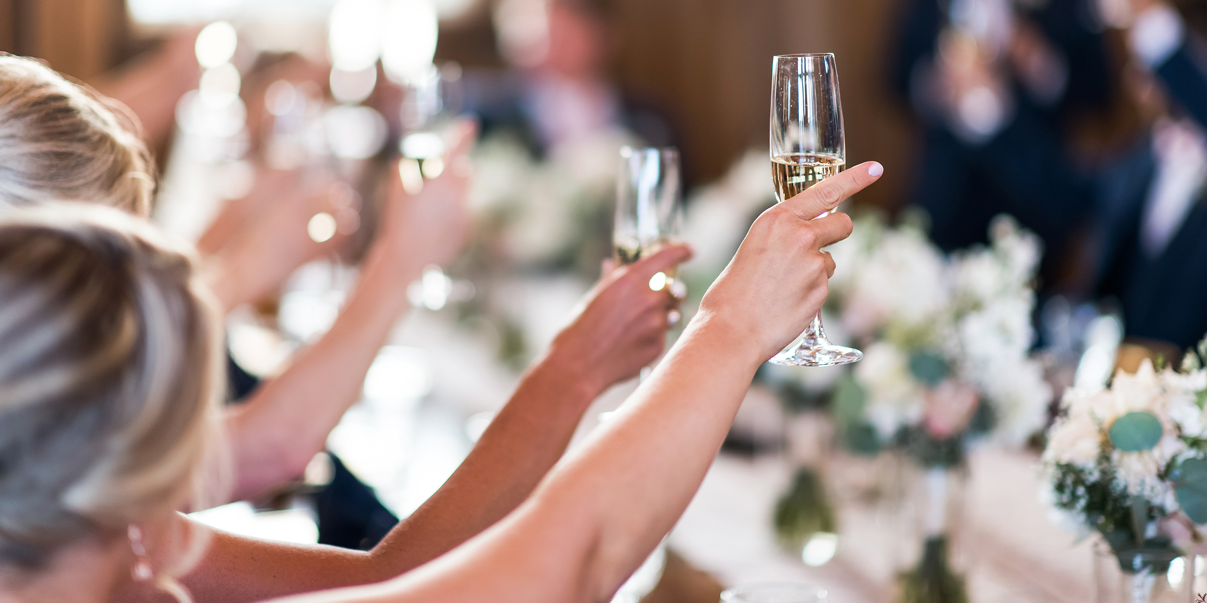 Invitados brindando durante un banquete de boda | Fuente: Shutterstock