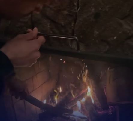 El "Dibu" Martínez avivando el fuego del hogar | Fuente: Instagram/diariolacapital