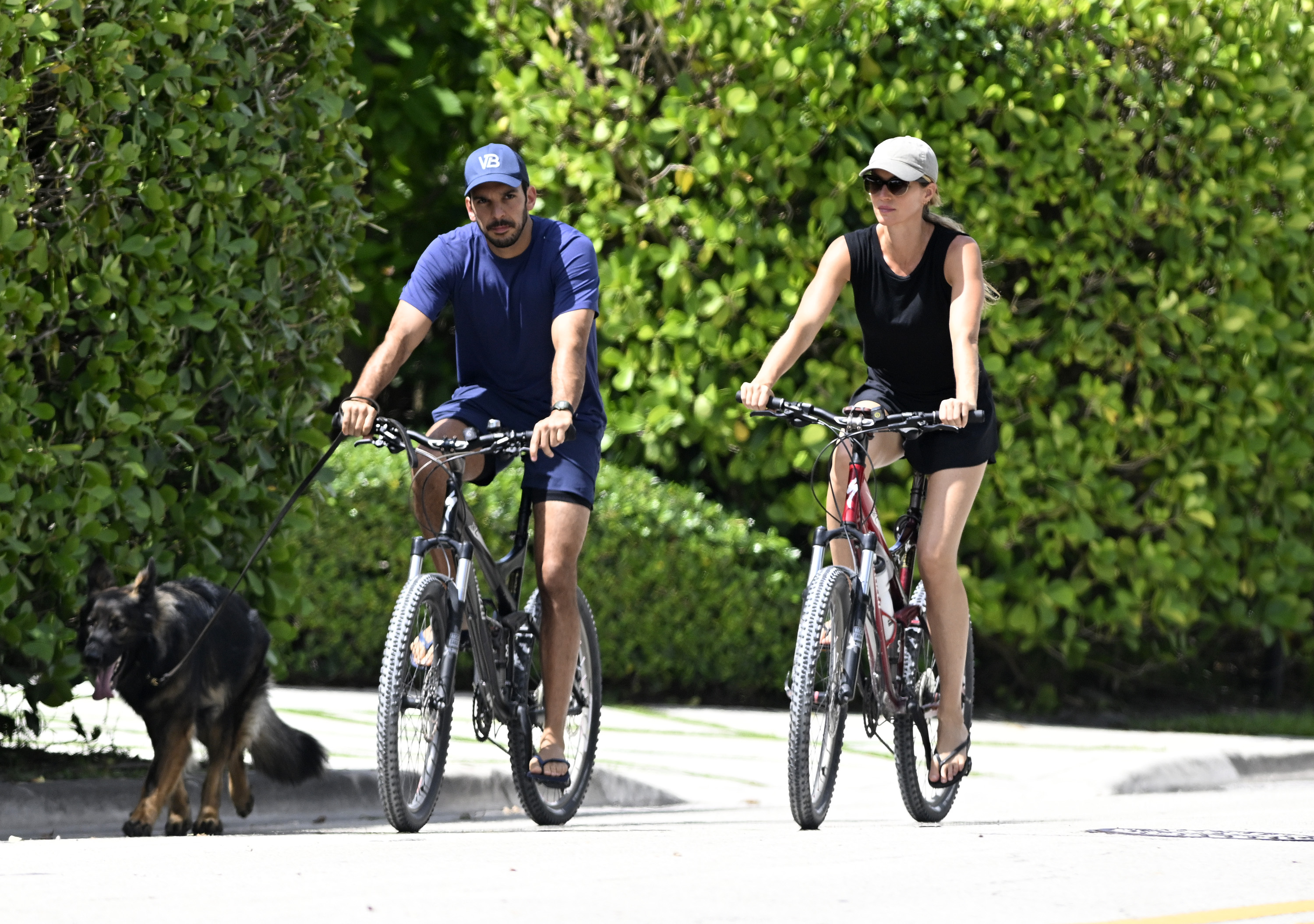 Joaquim Valente y Gisele Bündchen vistos montando en bici. | Fuente: Getty Images