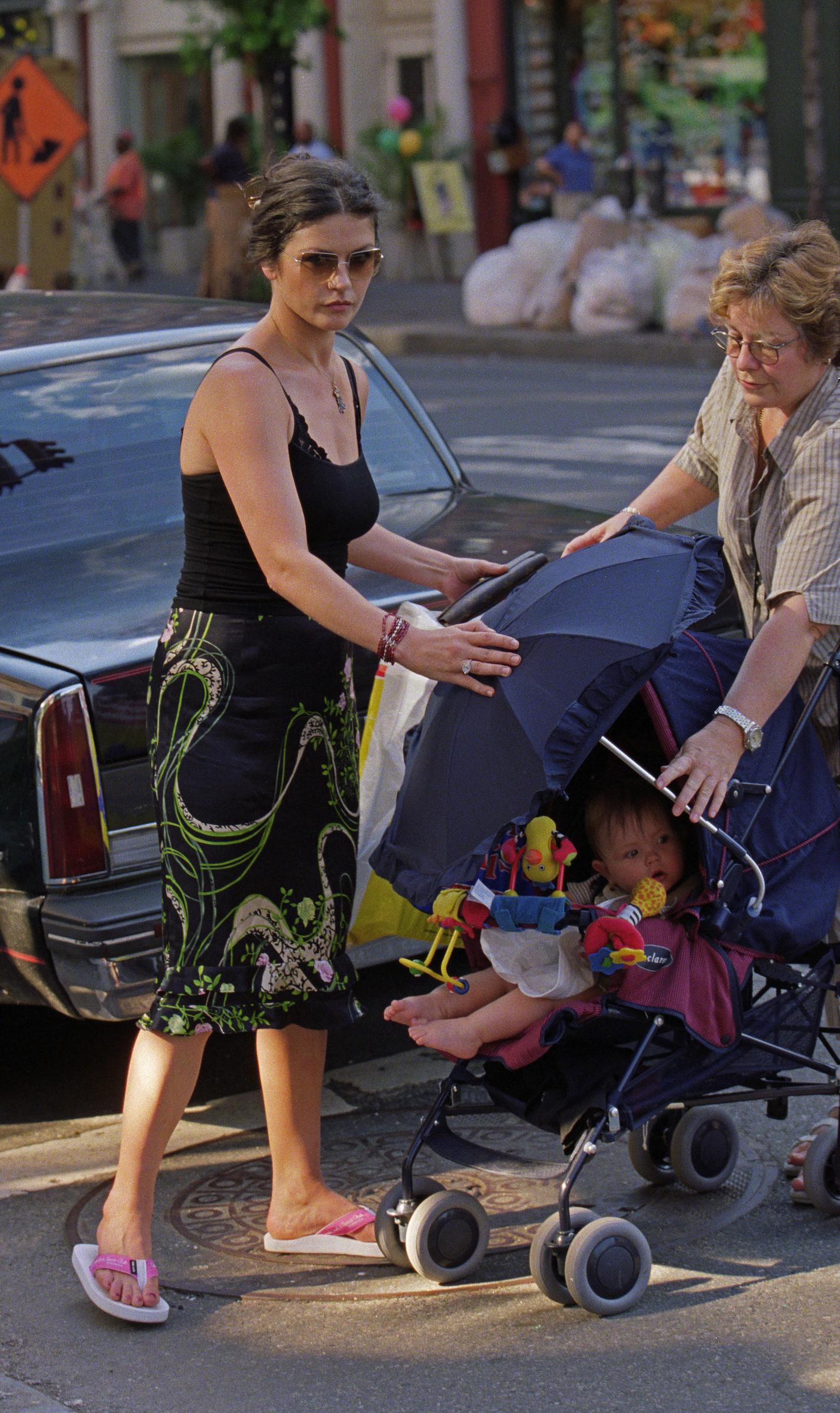 Catherine Zeta-Jones sale a pasear con su hijo Dylan (en cochecito) y su niñera por Columbus Avenue, cerca de su casa, en Nueva York, el 25 de junio de 2001 | Fuente: Getty Images