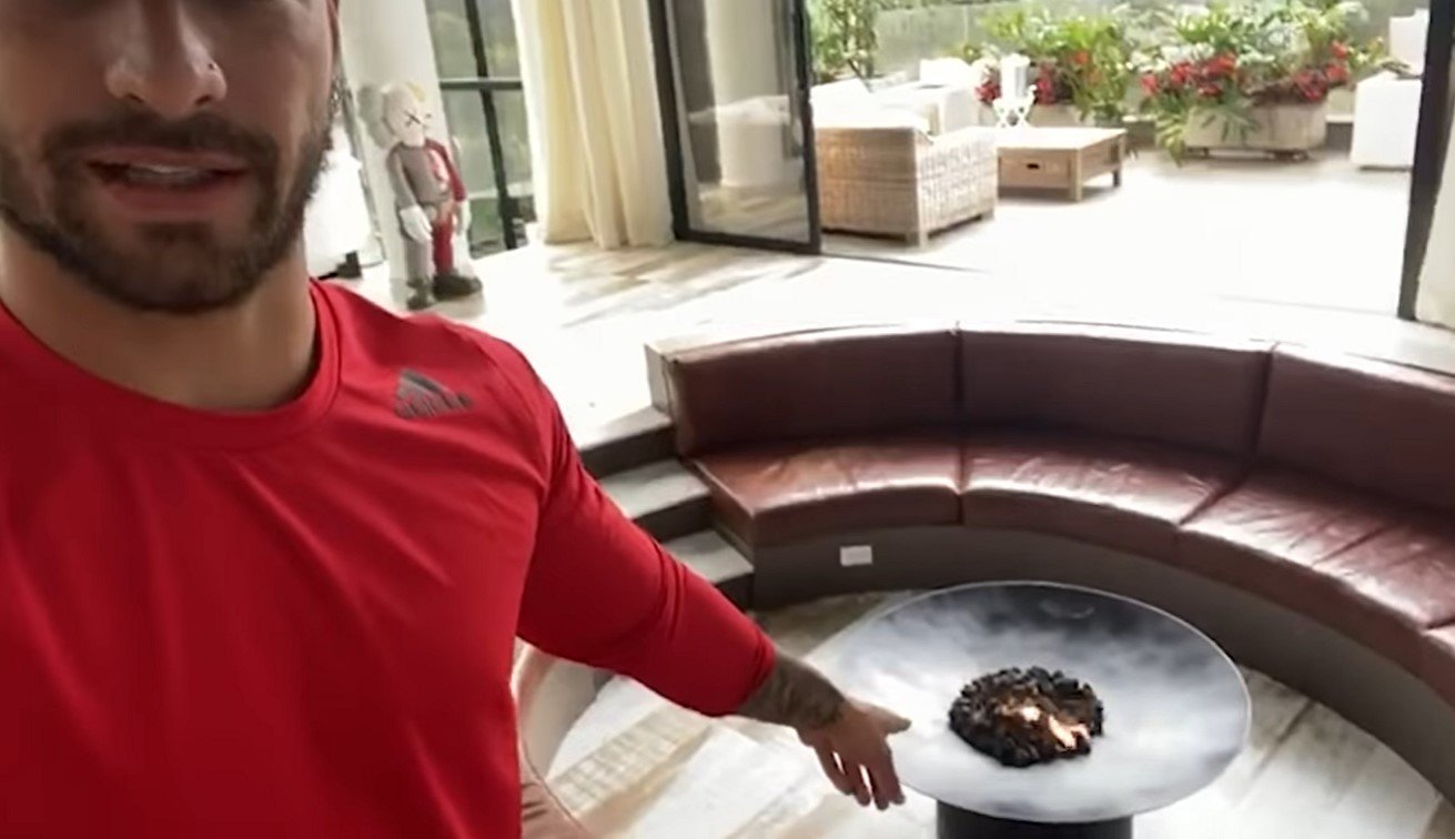 Maluma mostrando la chimenea de su casa en Medellín.| Foto: Youtube/Architectural Digest