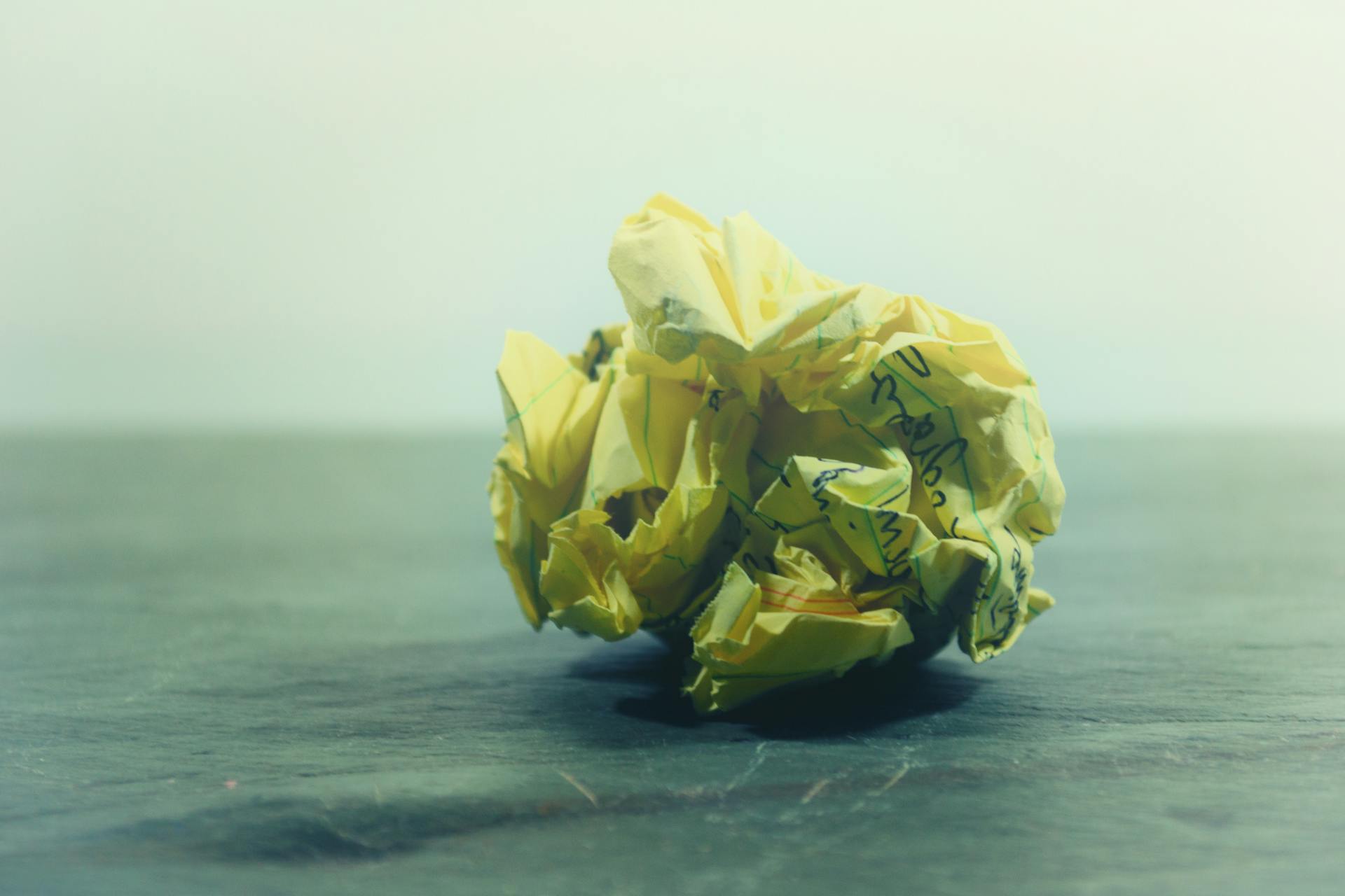 Un papel arrugado con algo escrito | Fuente: Pexels