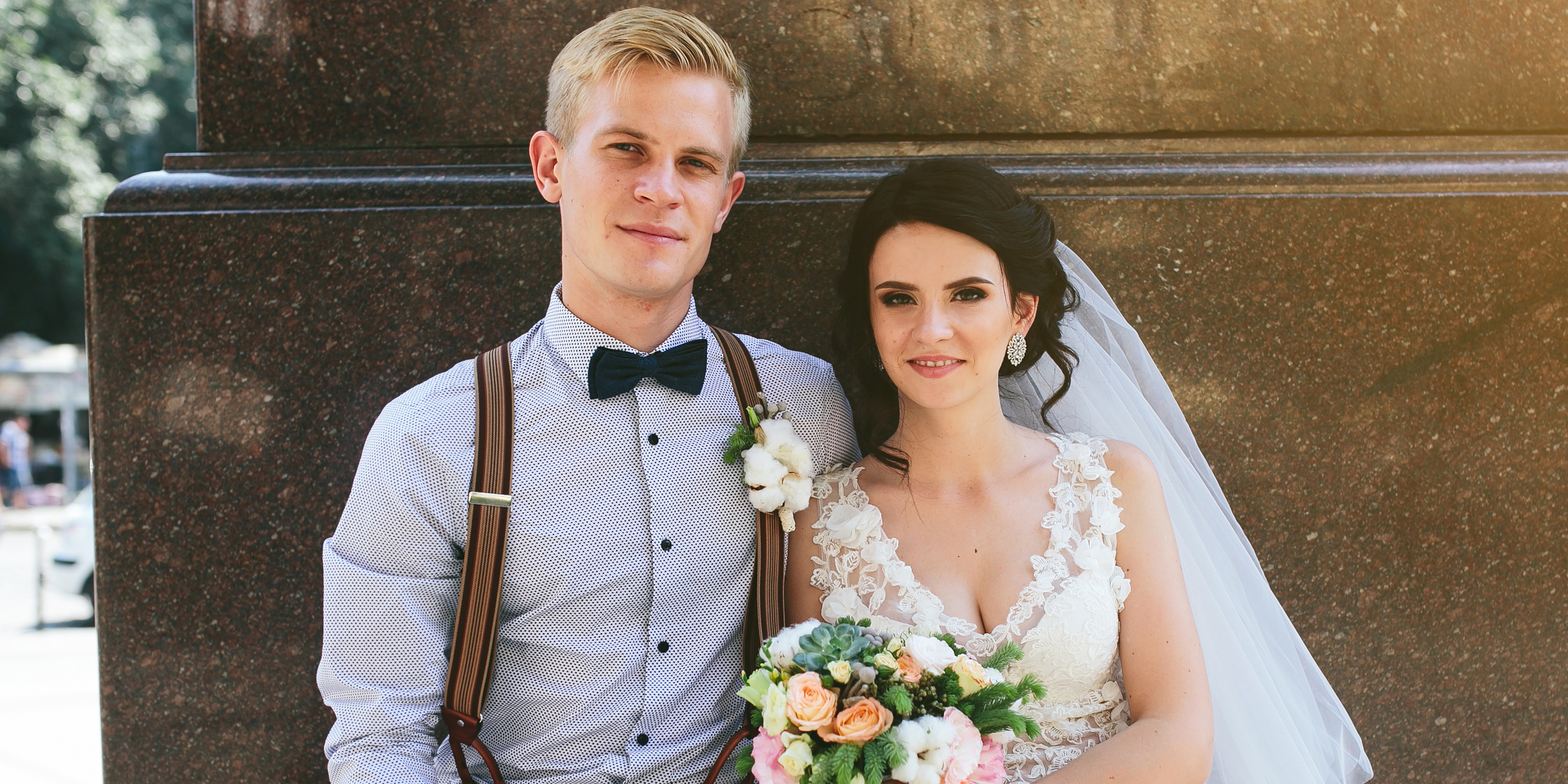 Una pareja de novios sonriente | Fuente: Shutterstock