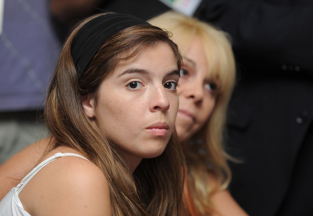 Dalma, hija de Maradona, y Claudia Villafañe, su exesposa, asisten a la conferencia de prensa en la que Diego Maradona fue presentado como nuevo entrenador de la selección argentina de fútbol en la AFA, el 4 de noviembre de 2008 en Buenos Aires, Argentina | Fuente: Getty Images