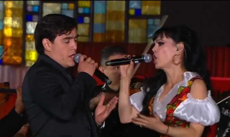 Maribel Guardia junto a su hijo Julián Figueroa cantándole a la Virgen de Guadalupe | Fuente: Instagram/telemundo