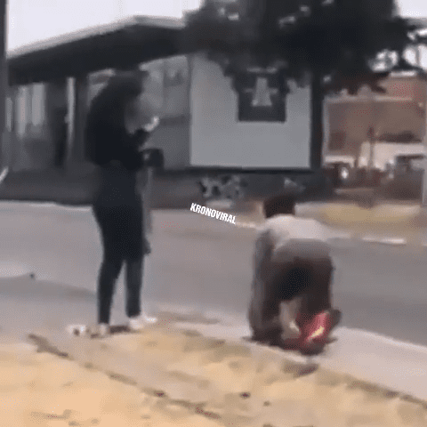 Hombre arrastrándose por su mujer │Imagen tomada de: YouTube / Kronoviral