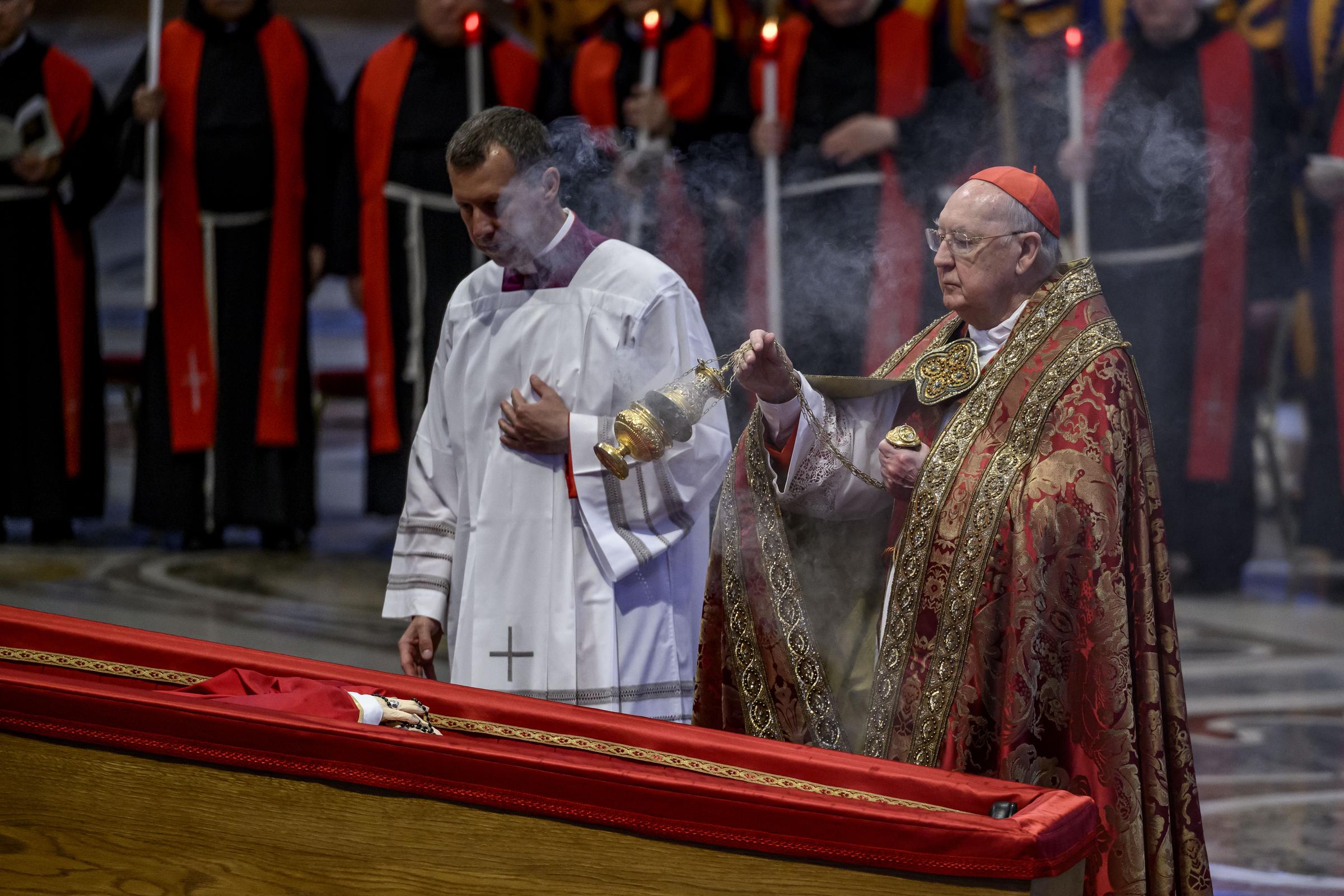 El cardenal Kevin Joseph Farrell sostiene incienso junto al féretro del papa Francisco en la Basílica de San Pedro el 23 de abril de 2025, en la Ciudad del Vaticano. | Fuente: Getty Images