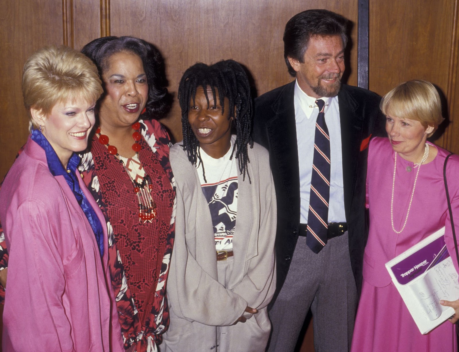 Gloria Loring, Della Reese, Whoopi Goldberg, Stephen J Cannell y la actriz en la Gala de los Premios Hans Christian Anderson el 15 de marzo de 1987, en California. | Fuente: Getty Images