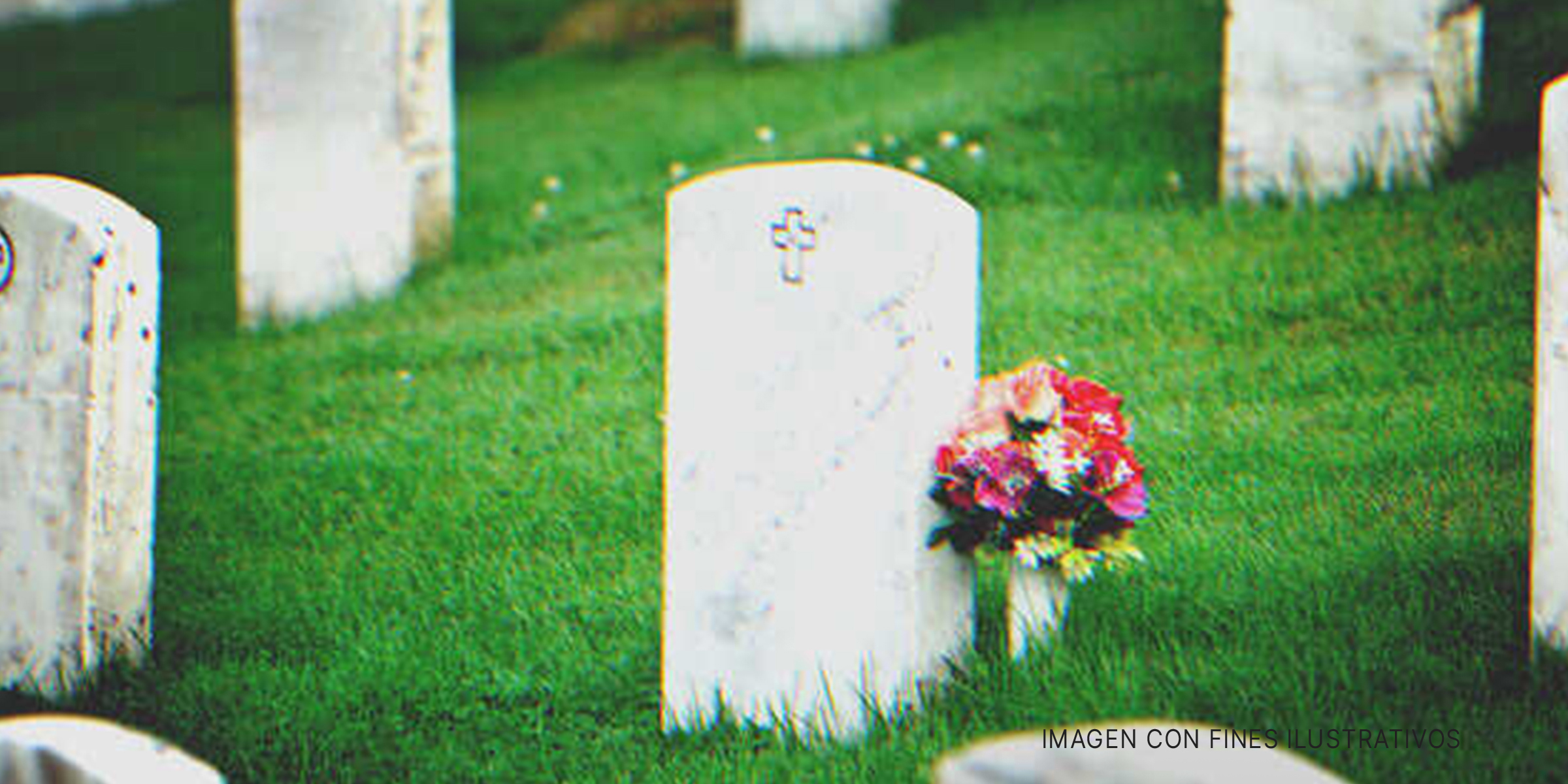 Lápida en un cementerio con flores. | Foto: Shutterstock