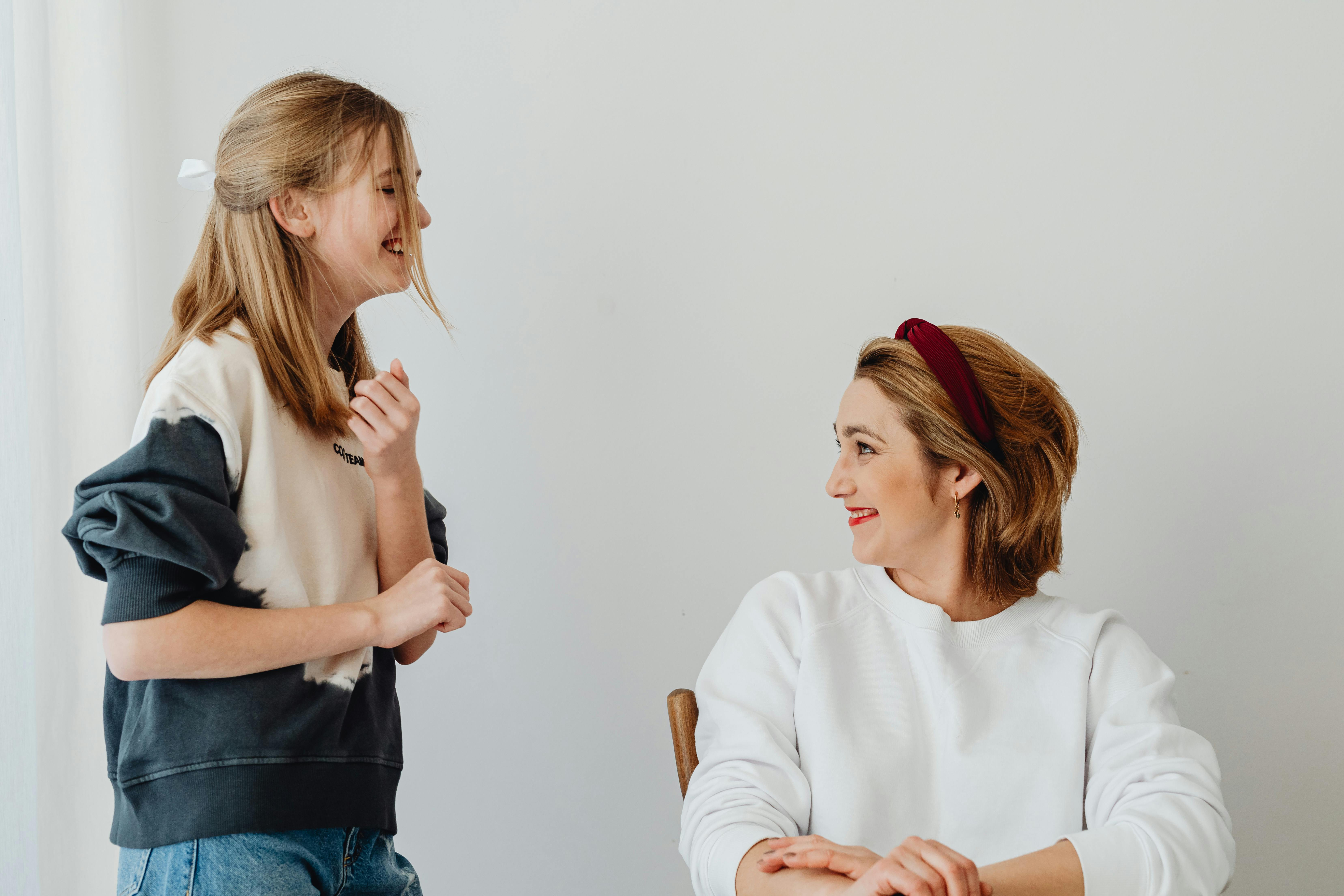 Una madre y su hija sonriéndose | Fuente: Pexels