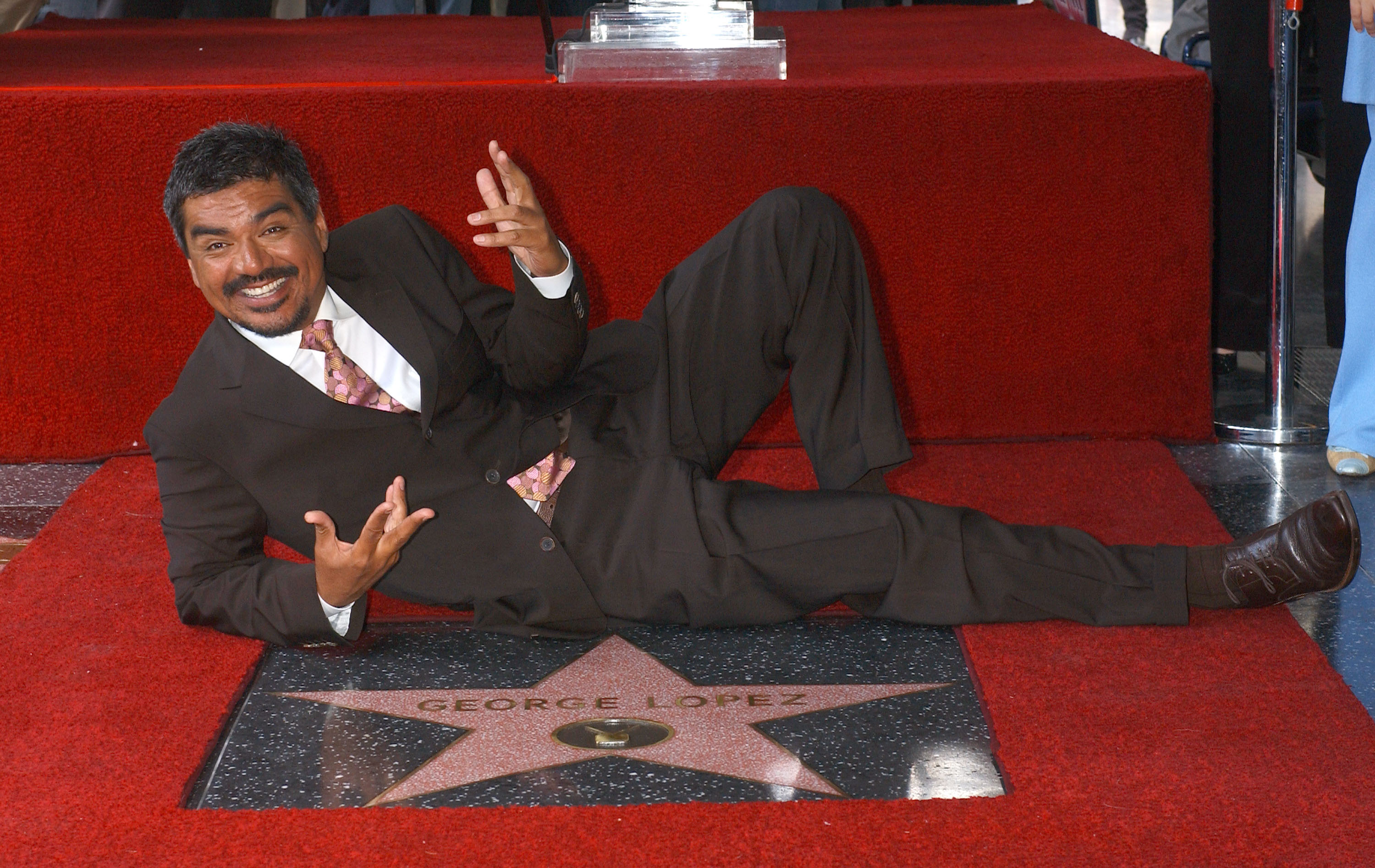 George Lopez posando junto a su estrella en el Paseo de la Fama de Hollywood en Hollywood, California, en 2006. | Fuente: Getty Images