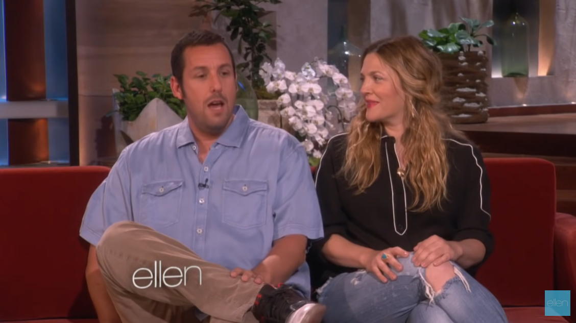 Adam Sandler dice que su mujer, Jackie, le suplicaba que "pareciera un poco más vivo" durante las escenas románticas "por el bien de las mujeres", en una entrevista en "The Ellen Show", publicada el 14 de mayo de 2014 | Fuente: YouTube/TheEllenShow