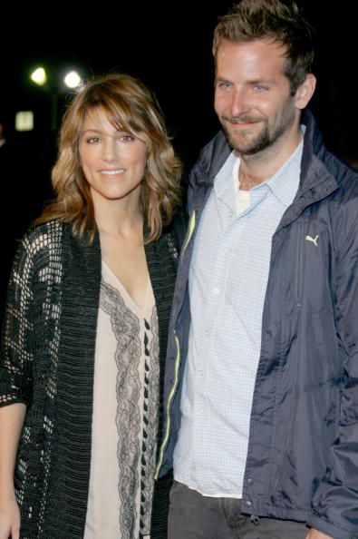 Jennifer Esposito y Bradley Cooper en el teatro FOX Westwood Village el 5 de noviembre de 2006 en Westwood, California. | Foto: Getty Images