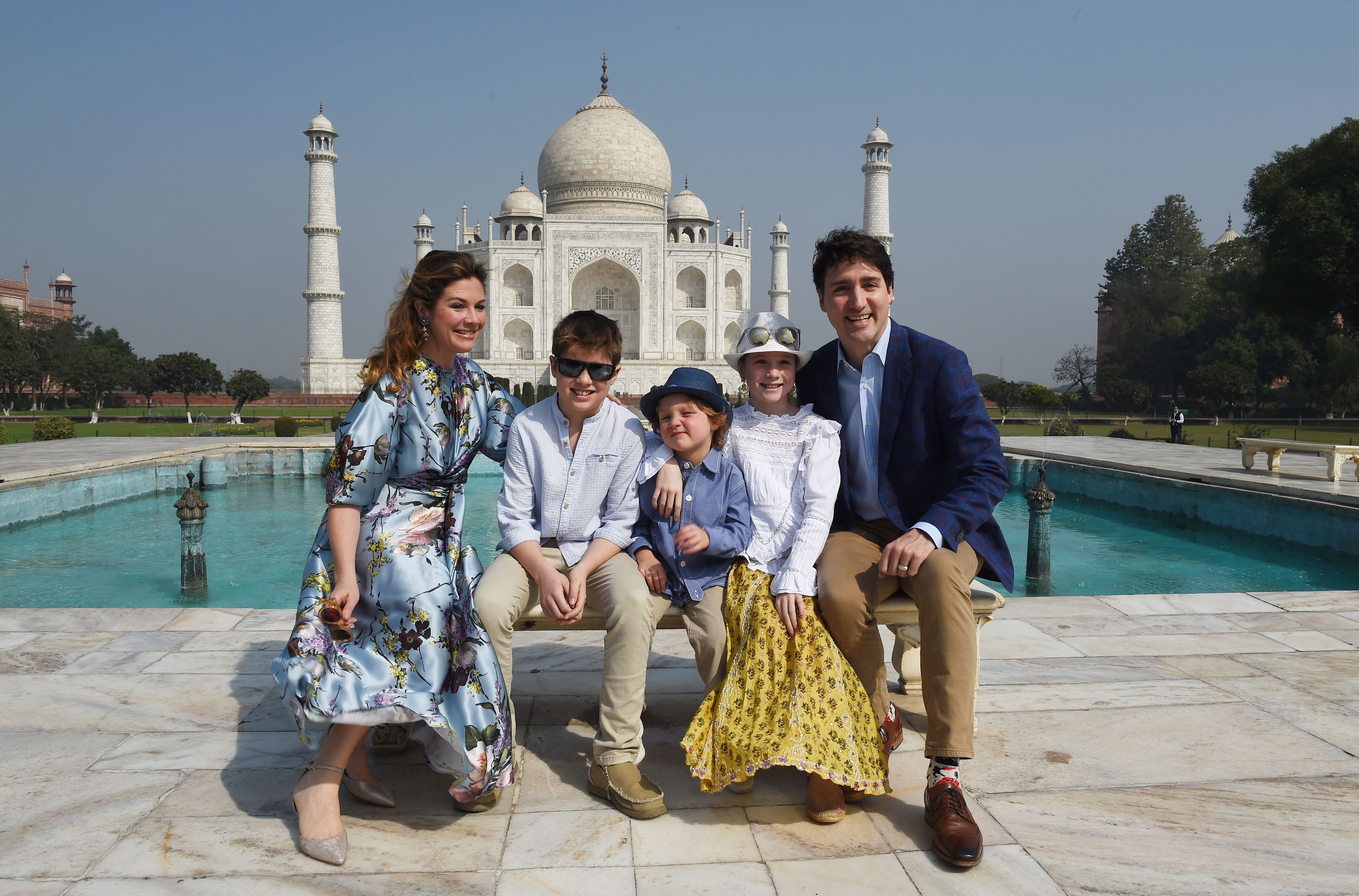 Justin Trudeau compartió en su día momentos en familia con Sophie Grégoire Trudeau y sus tres hijos antes de que la pareja se separara en 2023. La familia posó junta frente al Taj Mahal, en la India, el 18 de febrero de 2018. | Fuente: Getty Images