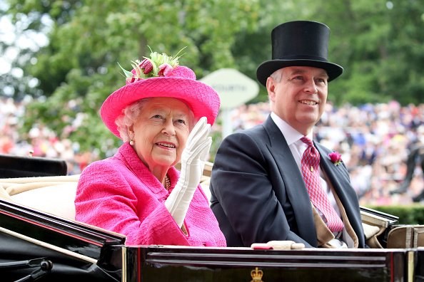 La reina Elizabeth II y el príncipe Andrew, duque de York asisten a Royal Ascot 2017 en el hipódromo de Ascot el 22 de junio de 2017 en Ascot, Inglaterra. | Fuente: Getty Images