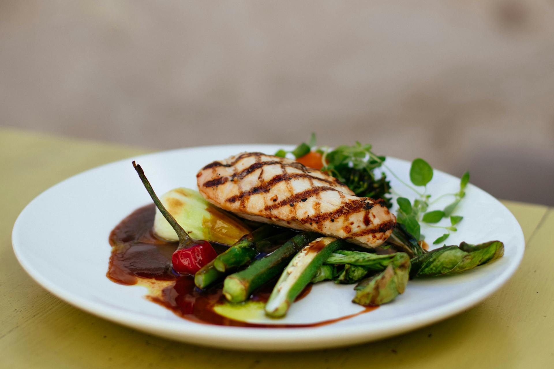 Un plato de comida sobre una mesa | Fuente: Pexels